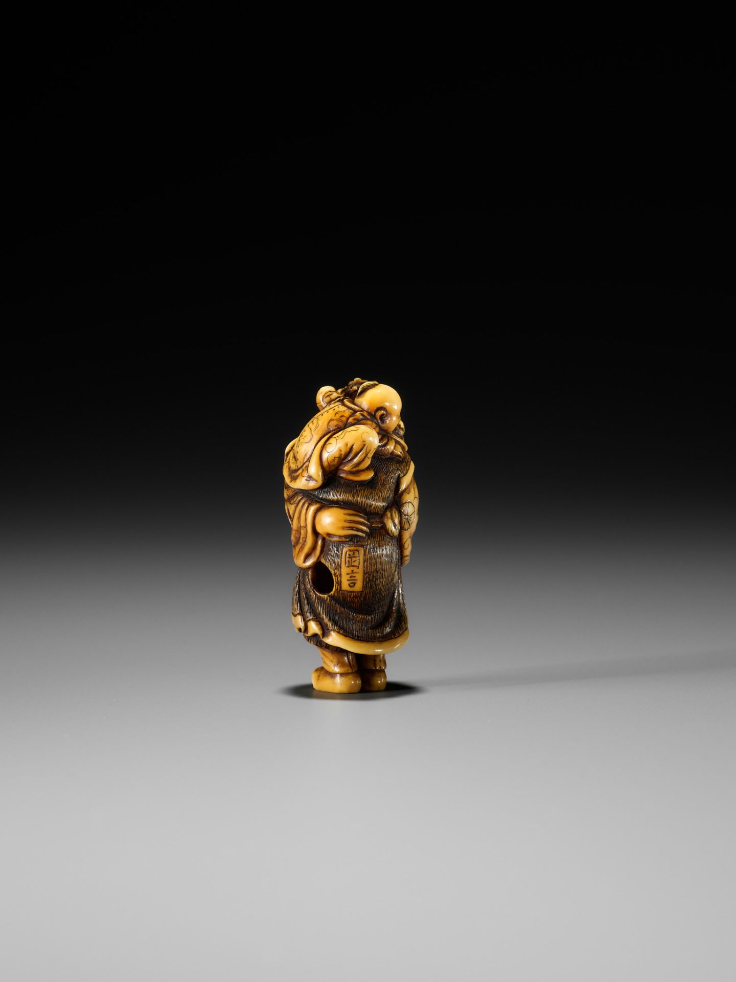 OKAKOTO: A FINE IVORY NETSUKE OF A DUTCHMAN WITH CHILD - Image 9 of 14