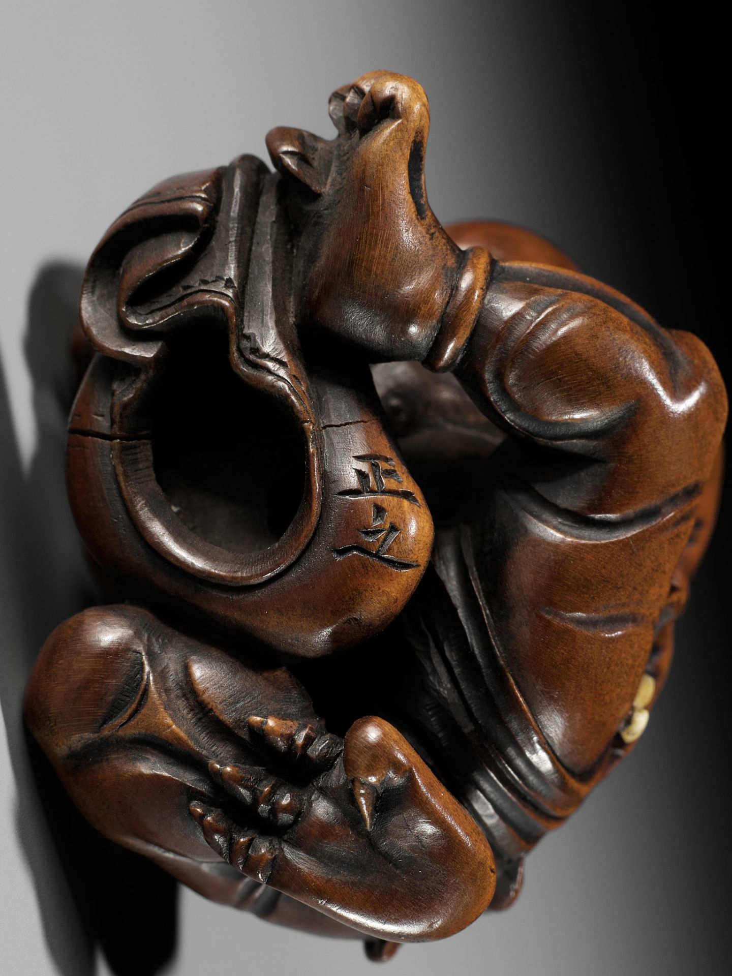 HOSHUNSAI MASAYUKI: A SUPERB INLAID WOOD NETSUKE OF AN ONI AT SETSUBUN - Bild 15 aus 15