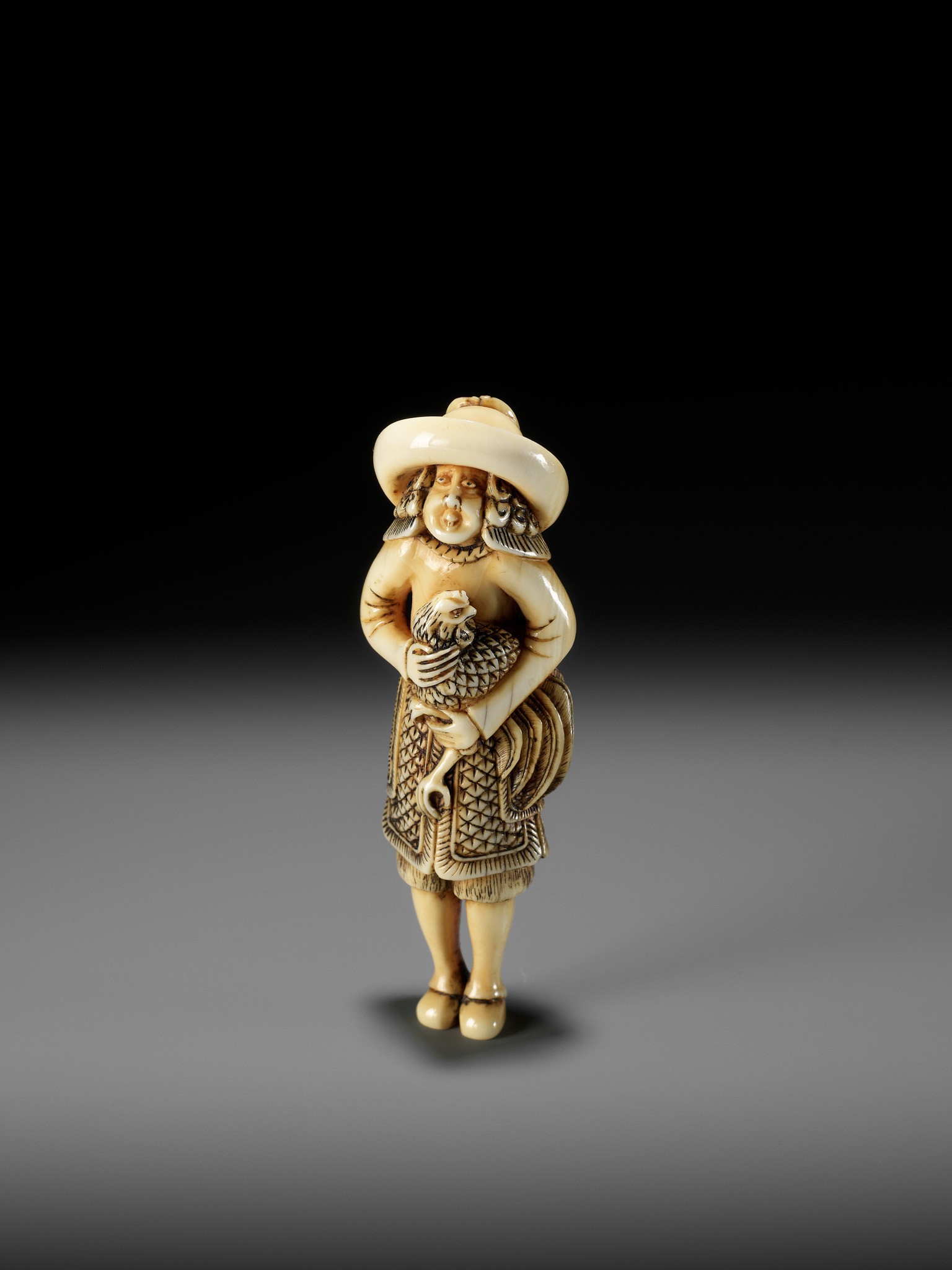 A FINE IVORY NETSUKE OF A DUTCHMAN WITH COCKEREL - Image 10 of 13