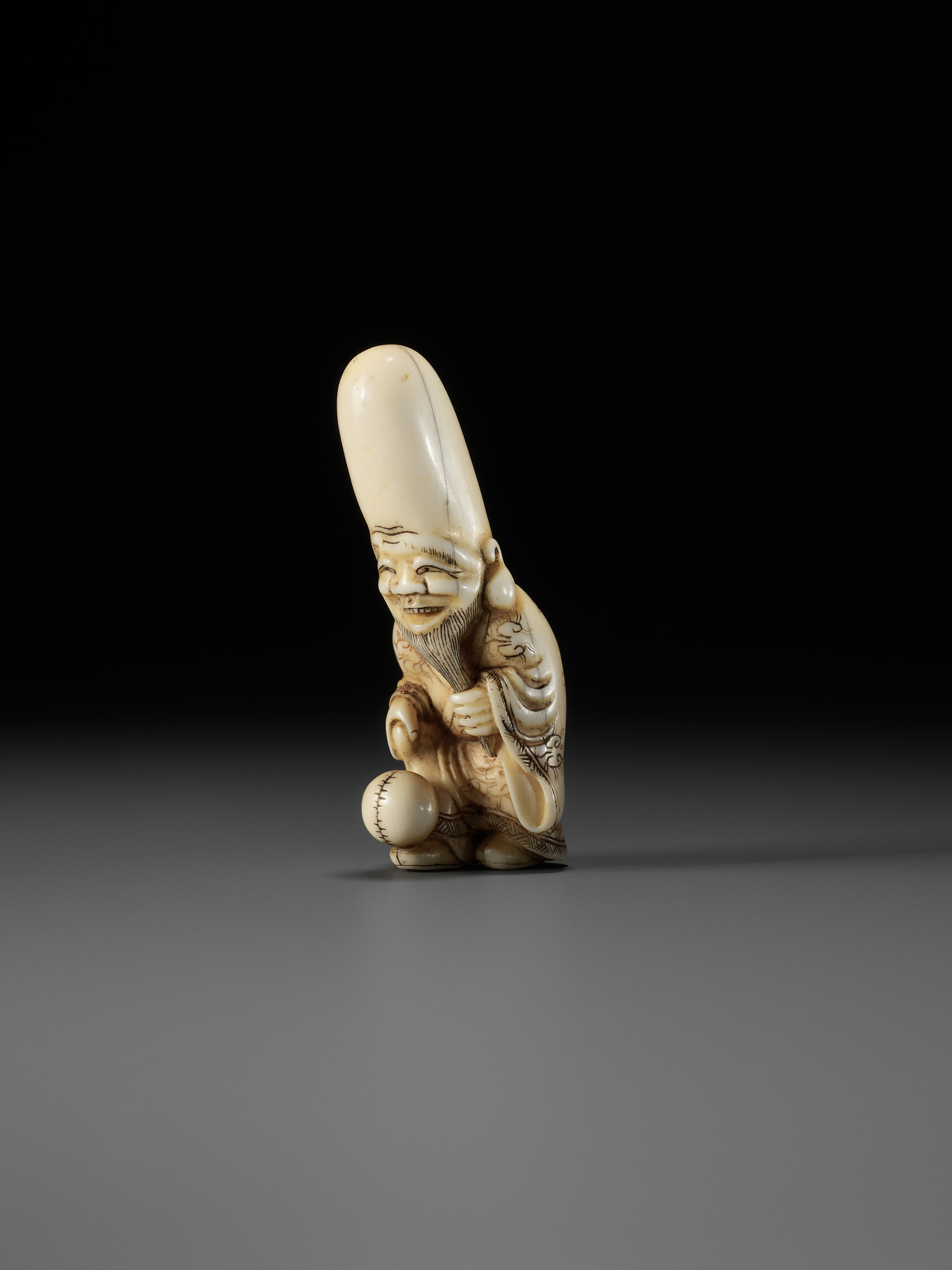 AN OSAKA SCHOOL IVORY NETSUKE OF FUKUROKUJU PLAYING KEMARI - Image 4 of 10