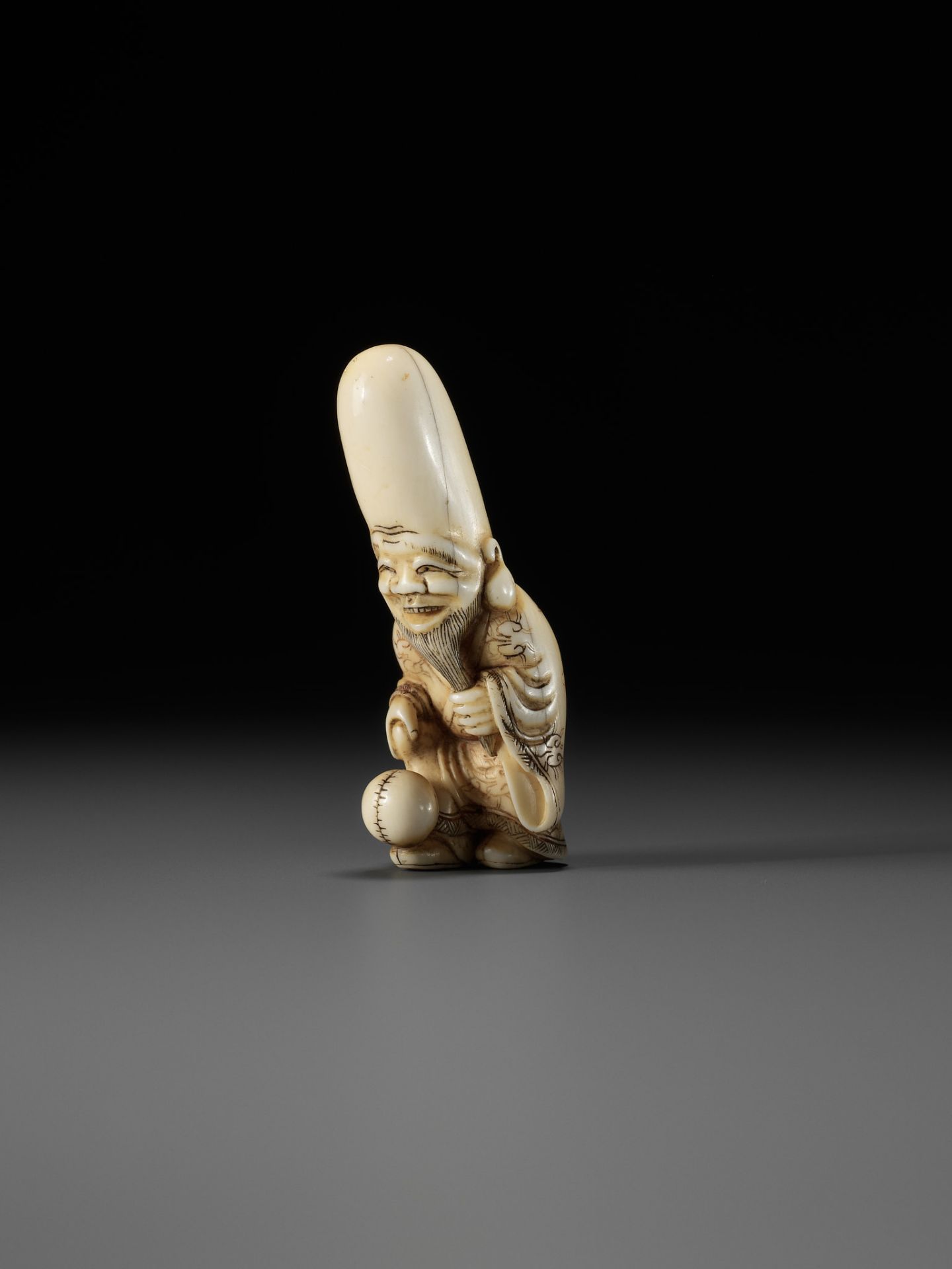 AN OSAKA SCHOOL IVORY NETSUKE OF FUKUROKUJU PLAYING KEMARI - Image 4 of 10