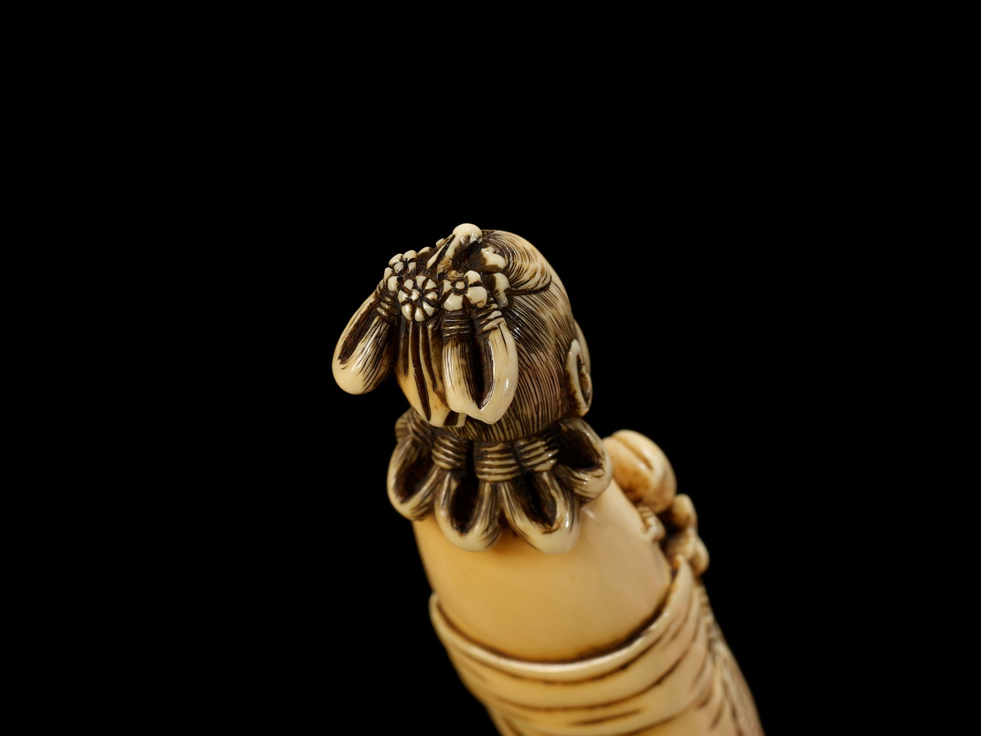 A TALL IVORY NETSUKE OF SEIOBO - Bild 5 aus 12