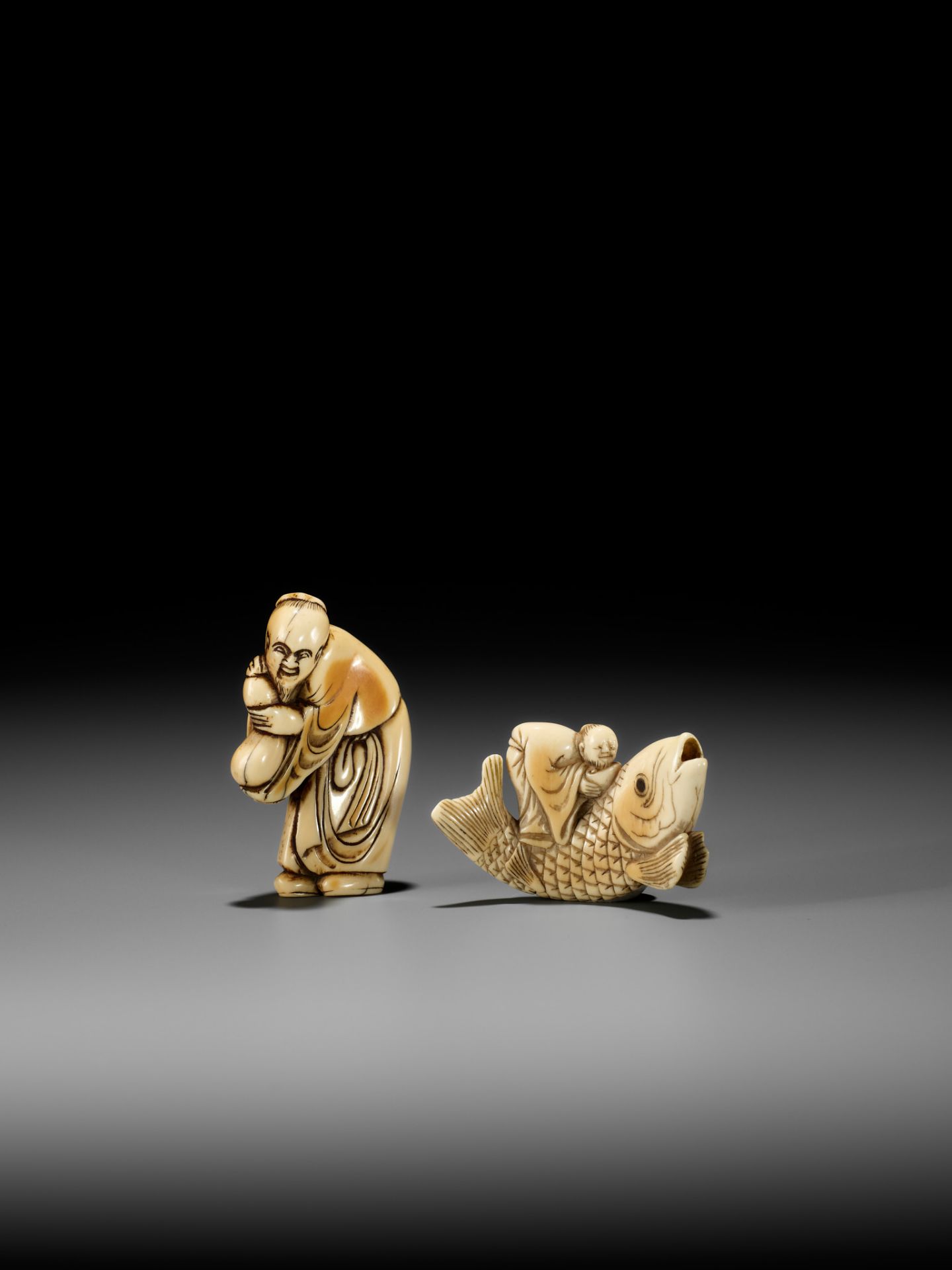 AN EARLY IVORY NETSUKE OF A CHINESE IMMORTAL WITH A GOURD - Bild 5 aus 13