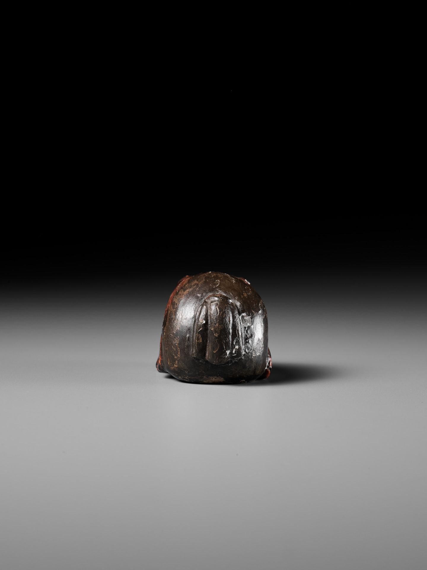 TESSAI: A LACQUERED WOOD GIGAKU MASK NETSUKE OF KONGO RIKISHI (NIO) - Bild 13 aus 15