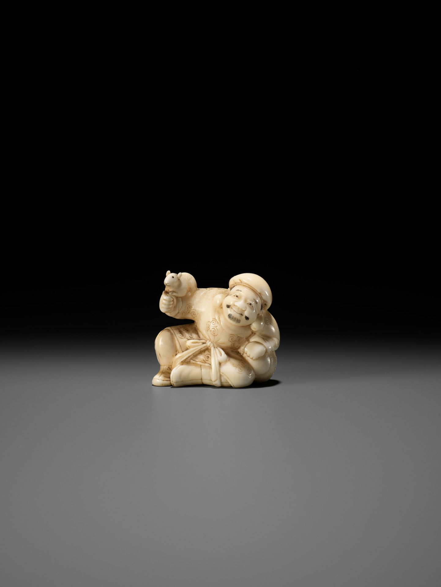 A FINE WALRUS TUSK NETSUKE OF DAIKOKU HOLDING A RAT - Bild 10 aus 11