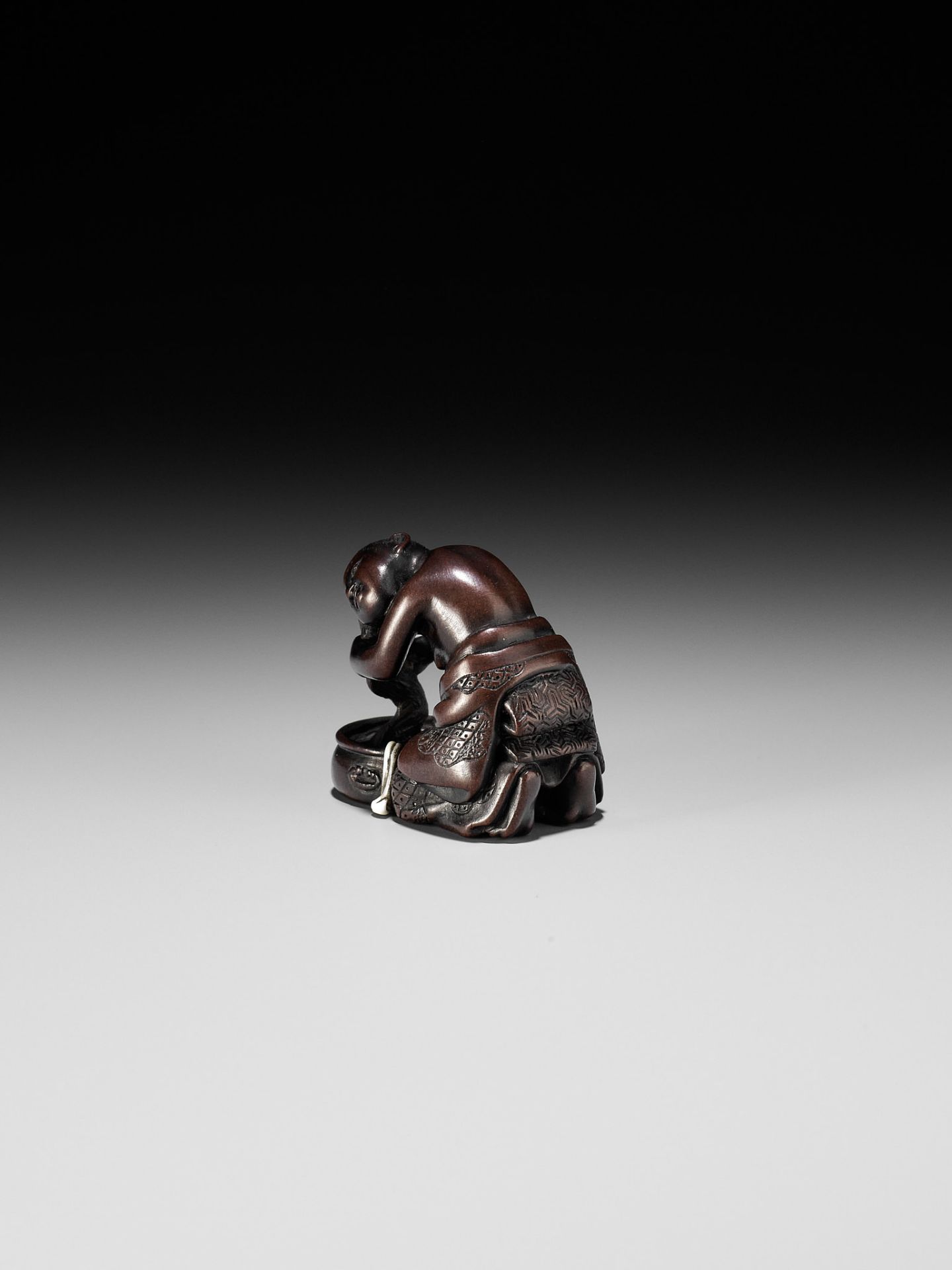 MIWA: A FINE INLAID WOOD NETSUKE OF A WOMAN WASHING HER HAIR - Image 6 of 12