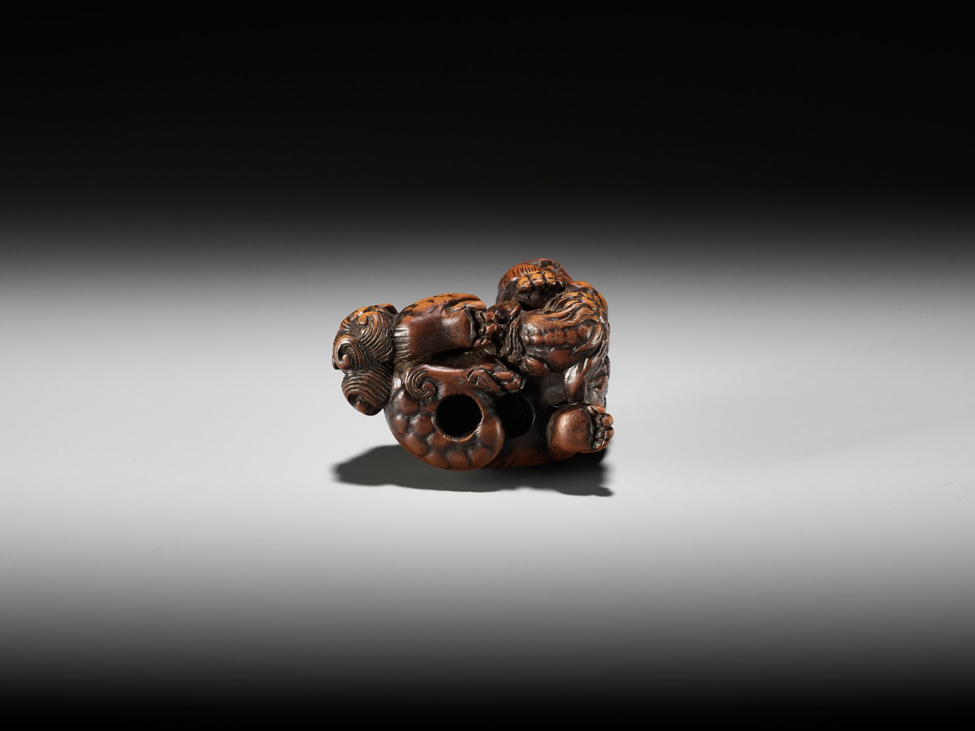 A FINE TANBA SCHOOL WOOD NETSUKE OF A SHISHI WITH YOUNG - Bild 10 aus 10