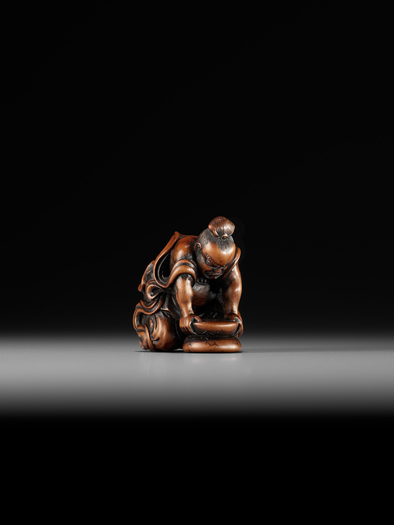 JUGYOKU: A POWERFUL WOOD NETSUKE OF A NIO CRUSHING MOCHI - Image 8 of 10