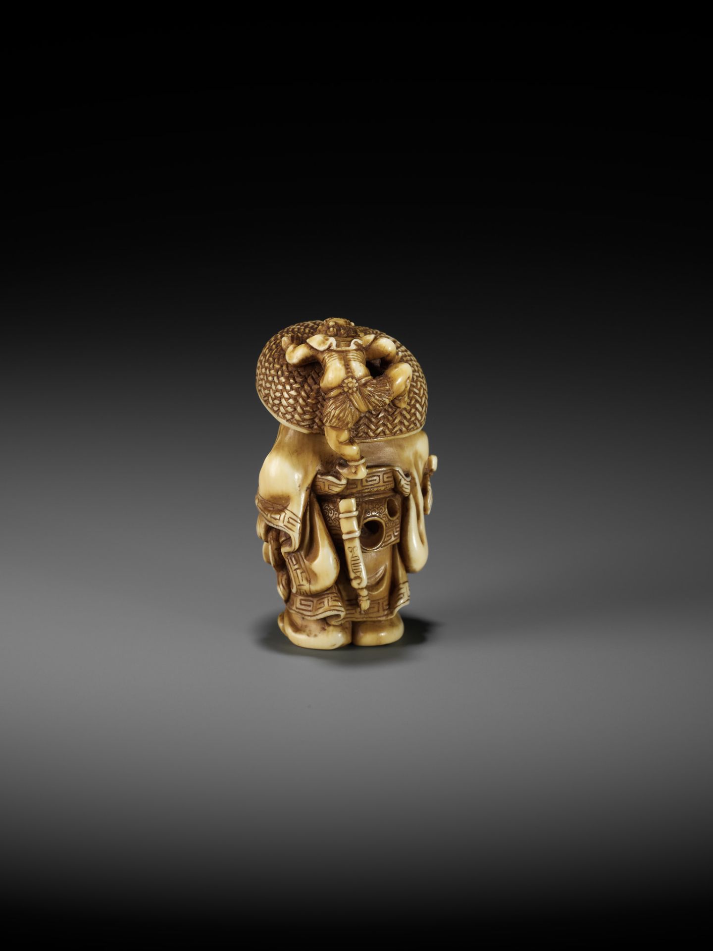 MITSUTOSHI: AN AMUSING IVORY NETSUKE OF SHOKI AND ONI - Bild 3 aus 12