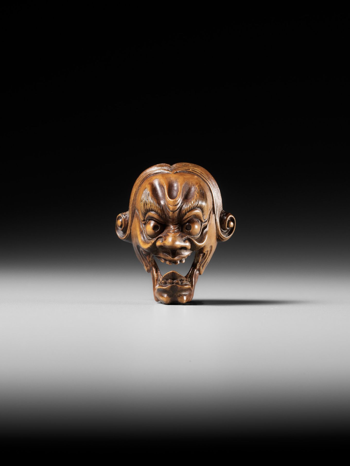 A PALE BOXWOOD KYOGEN MASK NETSUKE OF A GROTESQUE FOREIGNER, ATTRIBUTED TO KOKEISAI SANSHO - Bild 2 aus 14