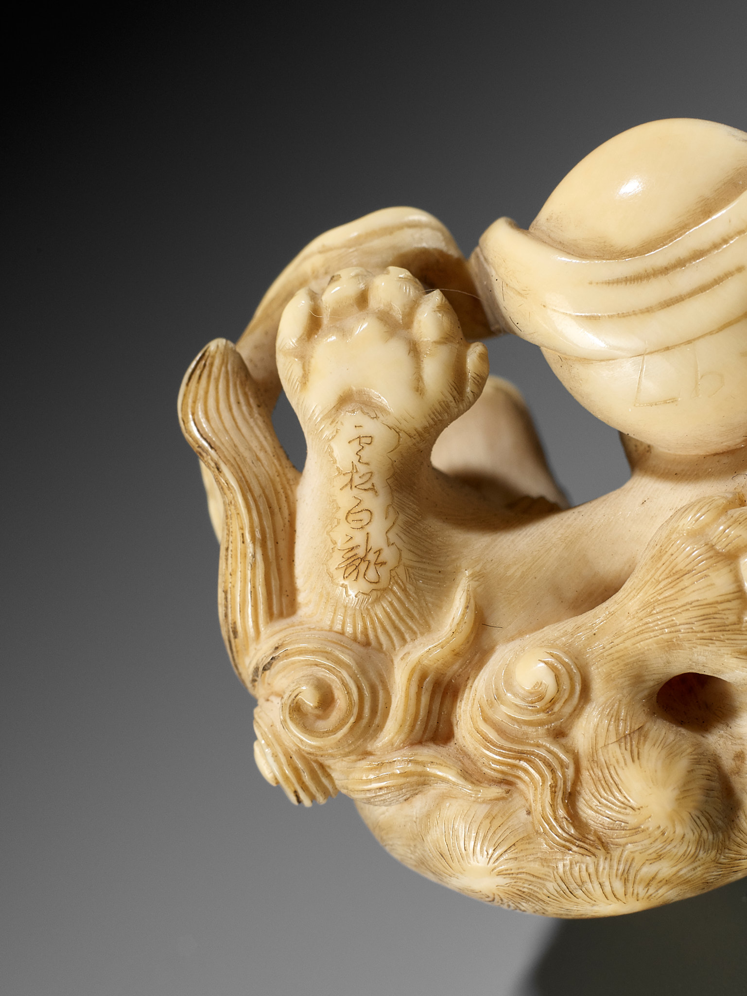 HAKURYU: A FINE IVORY NETSUKE OF A SHISHI AND YOUNG - Image 13 of 14