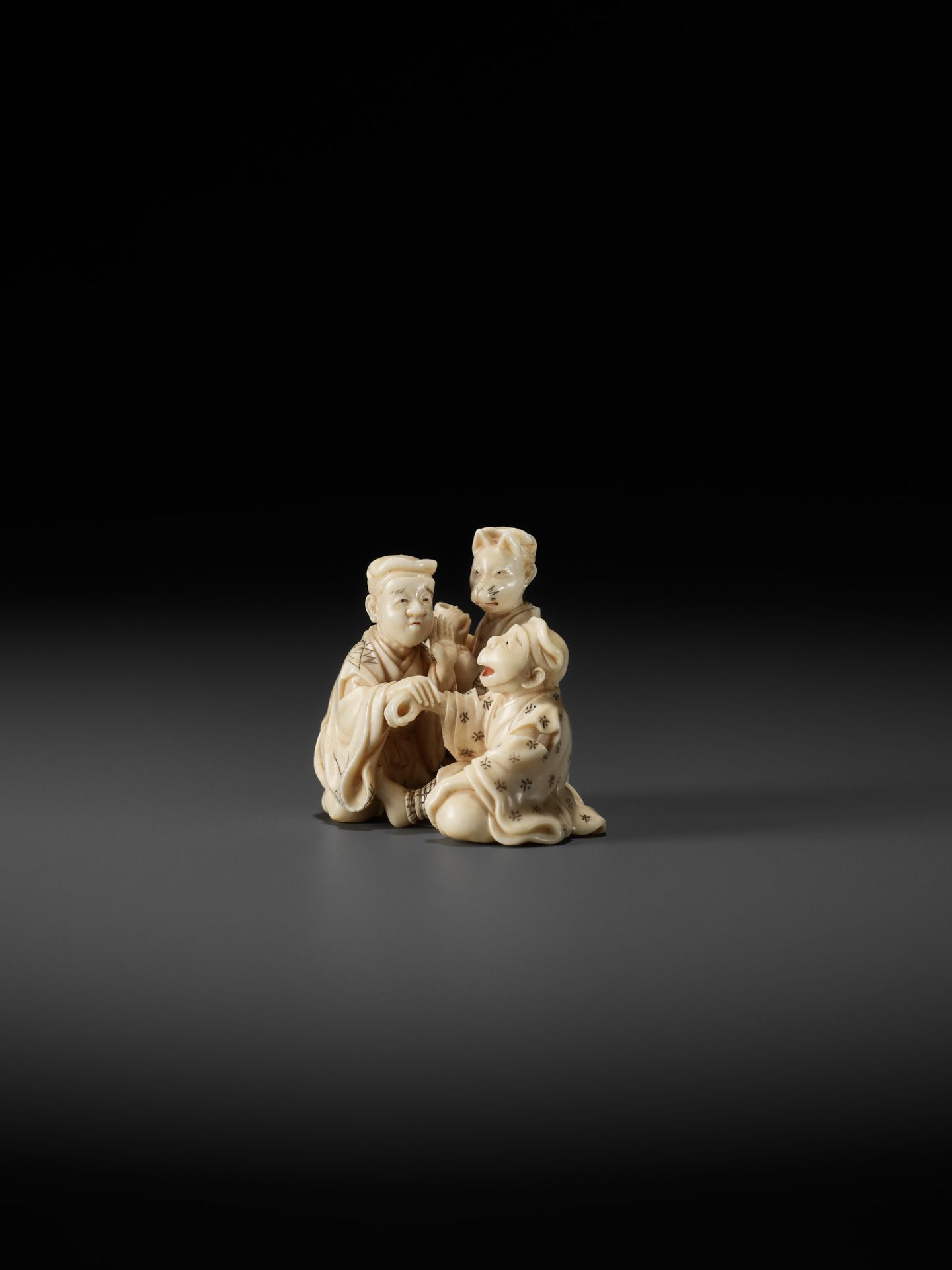 MORITA SOKO: A FINE IVORY NETSUKE DEPICTING THREE ACTORS - Image 4 of 14