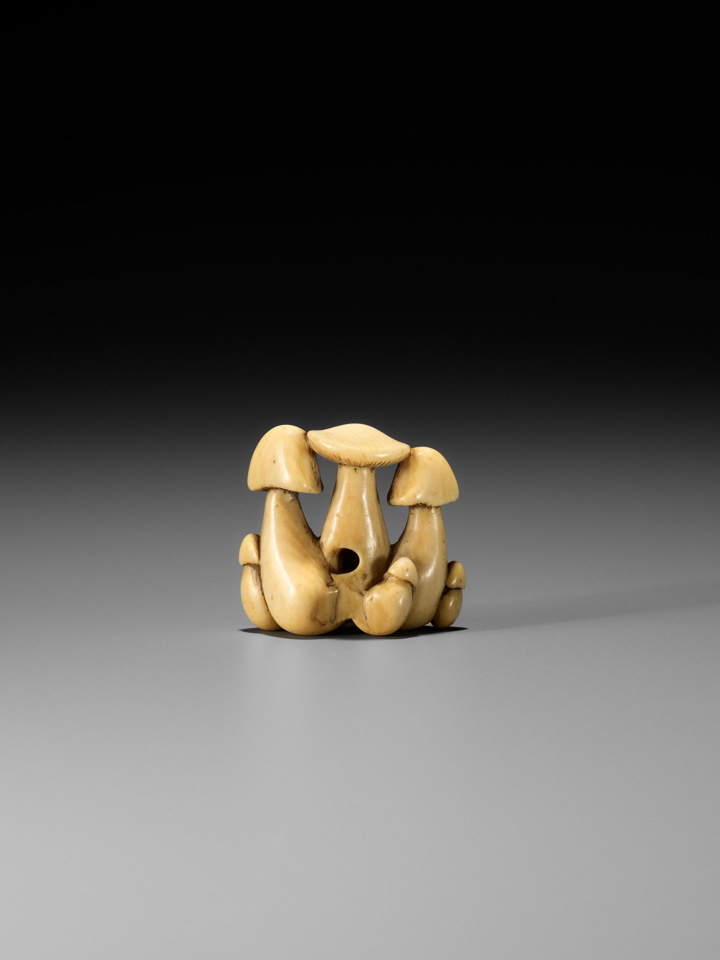 YOSHITADA: A FINE IVORY NETSUKE OF A CLUSTER OF MUSHROOMS - Bild 3 aus 11