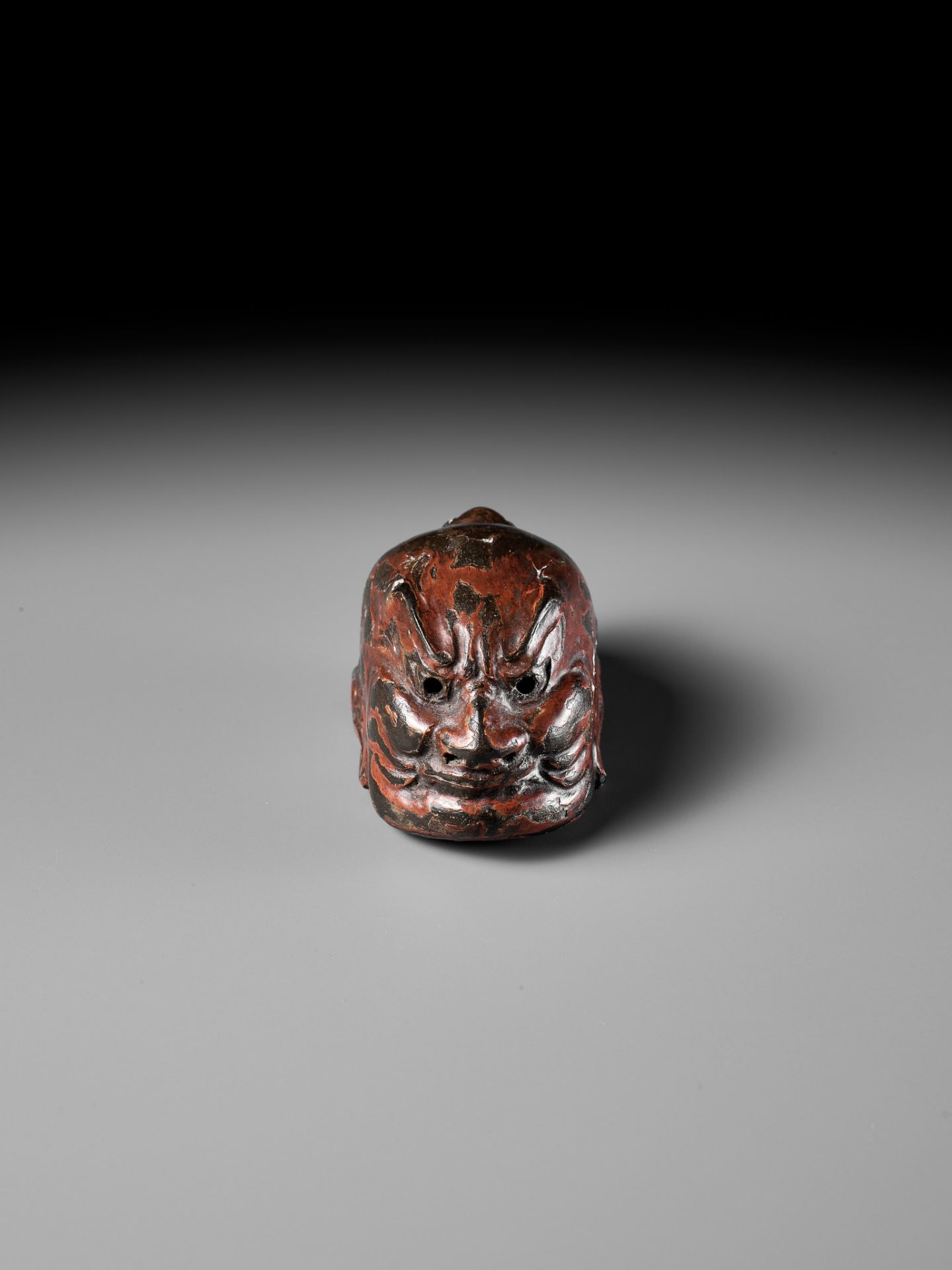 TESSAI: A LACQUERED WOOD GIGAKU MASK NETSUKE OF KONGO RIKISHI (NIO) - Bild 12 aus 15