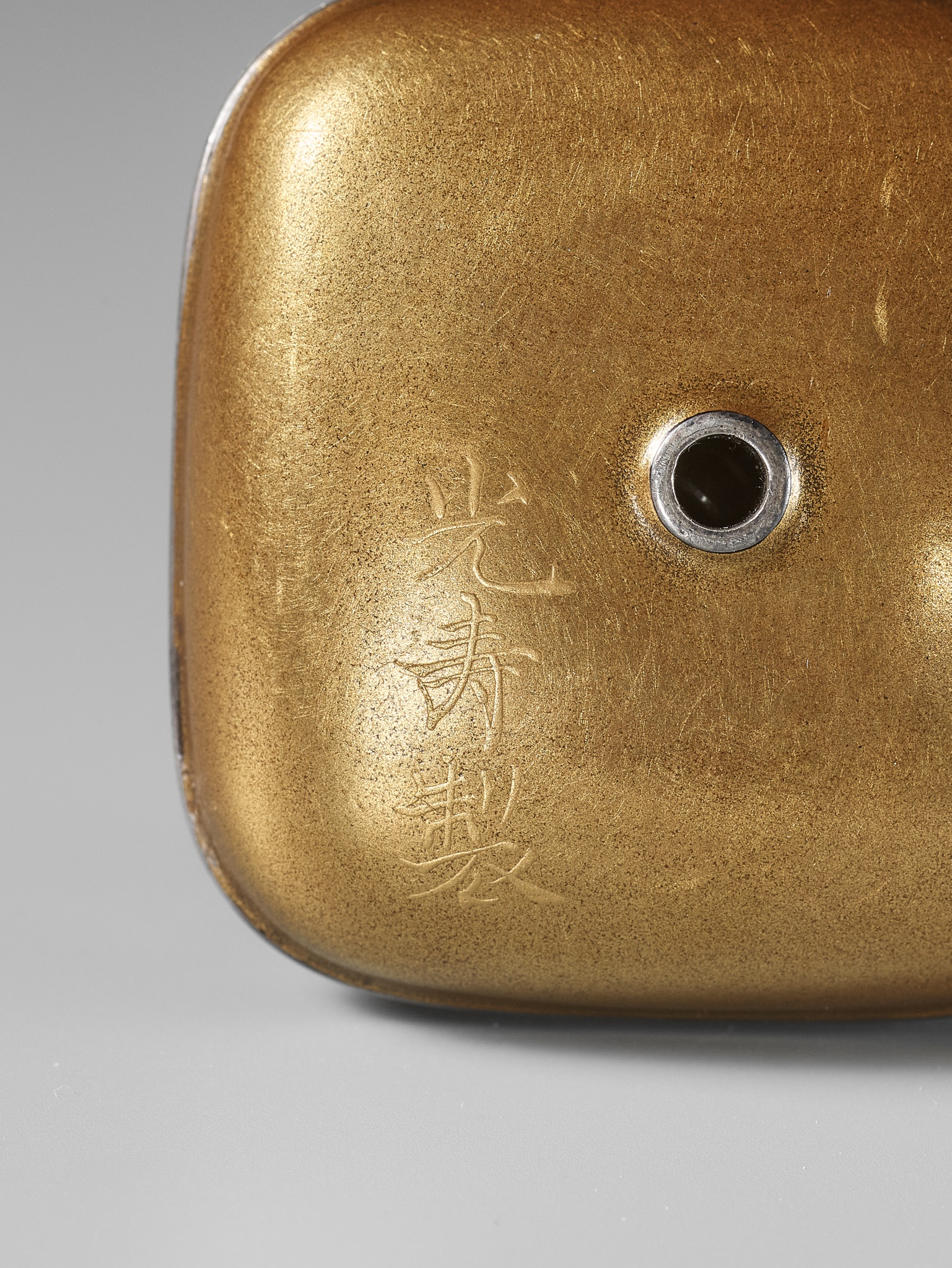 KOJU: A FINE GOLD LACQUER MANJU NETSUKE WITH MINOGAME ON ROCK - Bild 10 aus 10