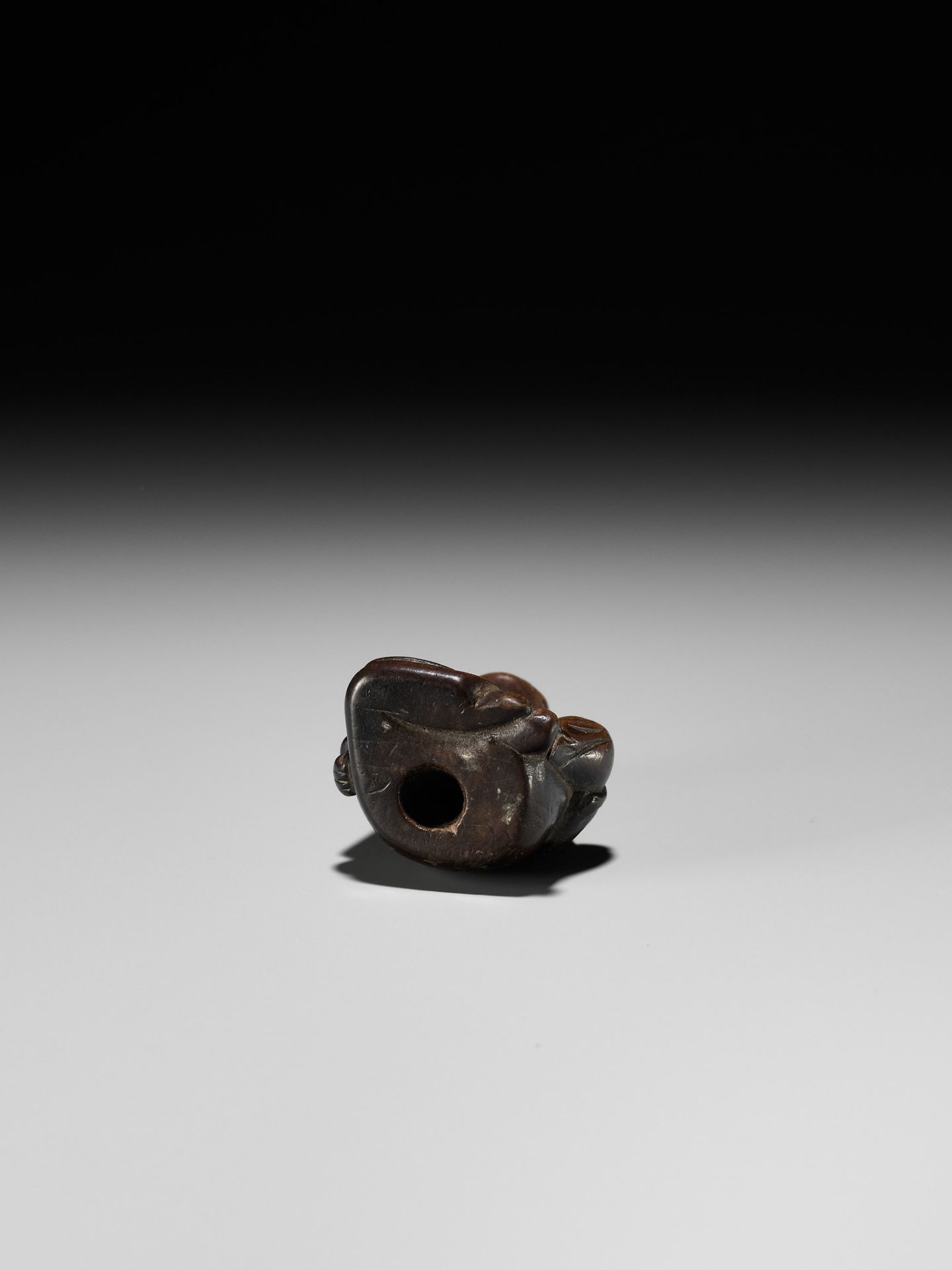 A FINE NETSUKE OF A SEATED IMMORTAL, ATTRIBUTED TO MIWA - Bild 12 aus 14