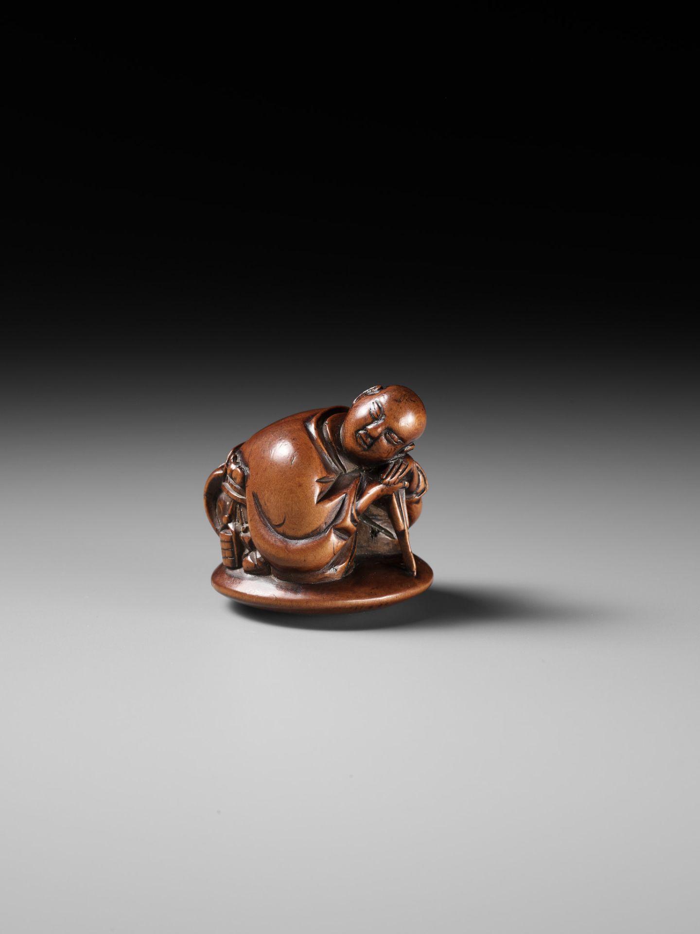 A REMARKABLE AND EARLY WOOD NETSUKE OF A SLEEPING ACTOR - Bild 7 aus 9