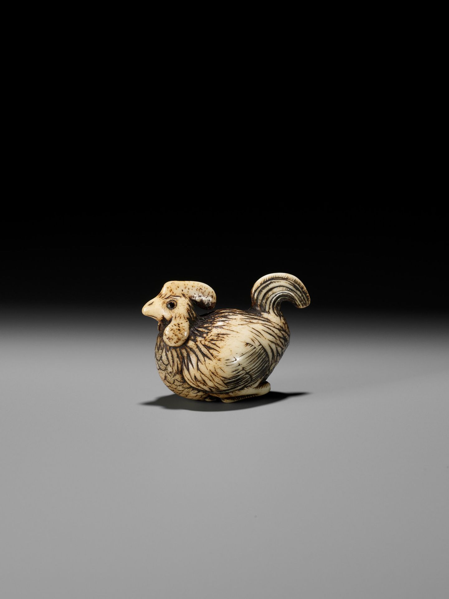 A RARE KYOTO SCHOOL ANTLER NETSUKE OF A COCKEREL - Bild 2 aus 9