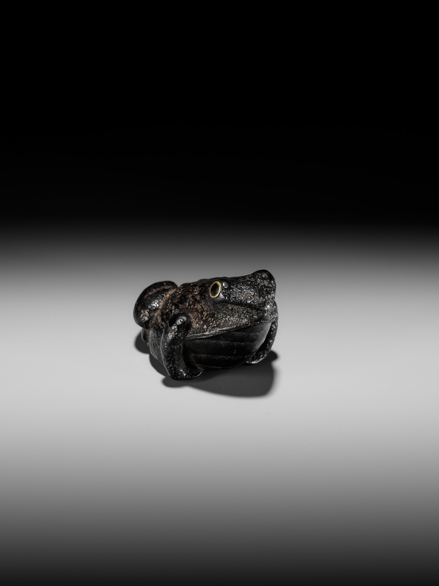 AN OLD AND RUSTIC EBONY WOOD NETSUKE OF A TOAD - Bild 6 aus 9
