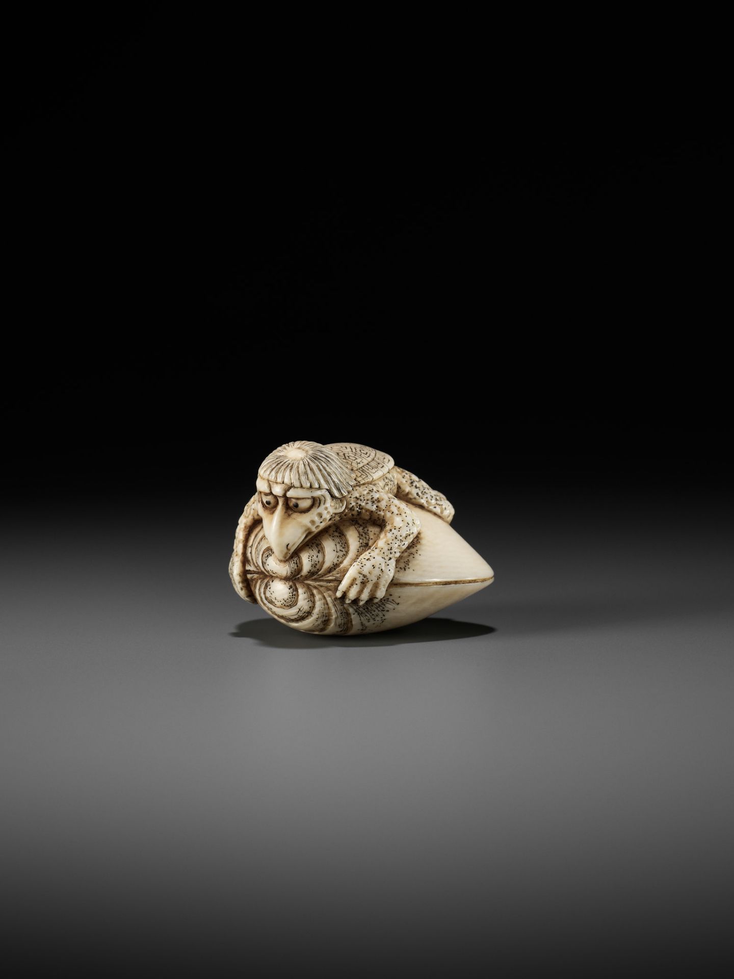 AN IVORY NETSUKE OF A KAPPA TRAPPED BY A HAMAGURI CLAM - Bild 4 aus 11