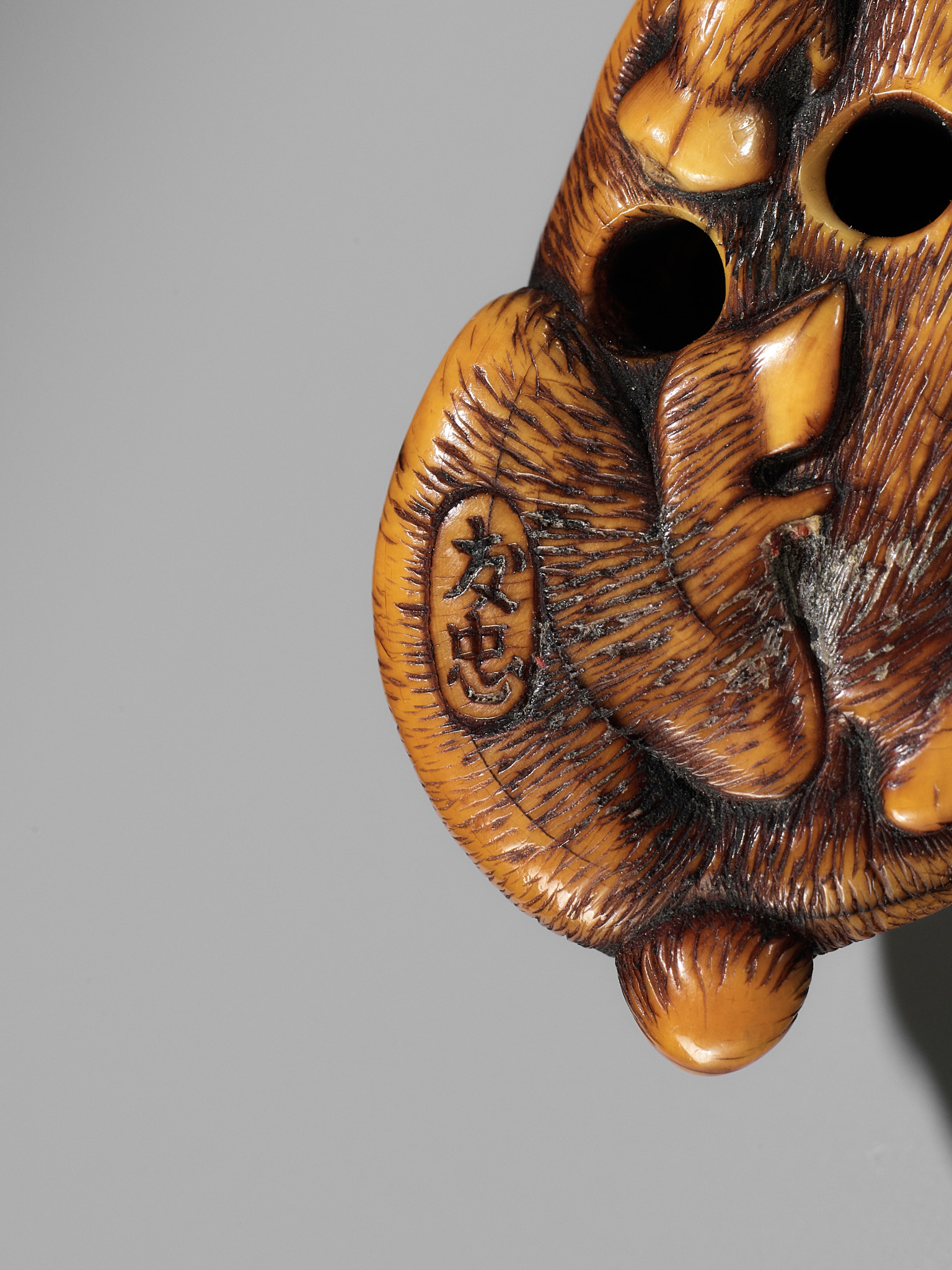 A KYOTO SCHOOL IVORY NETSUKE OF A FRIGHTENED RECLINING BOAR, SIGNED TOMOTADA - Bild 18 aus 19