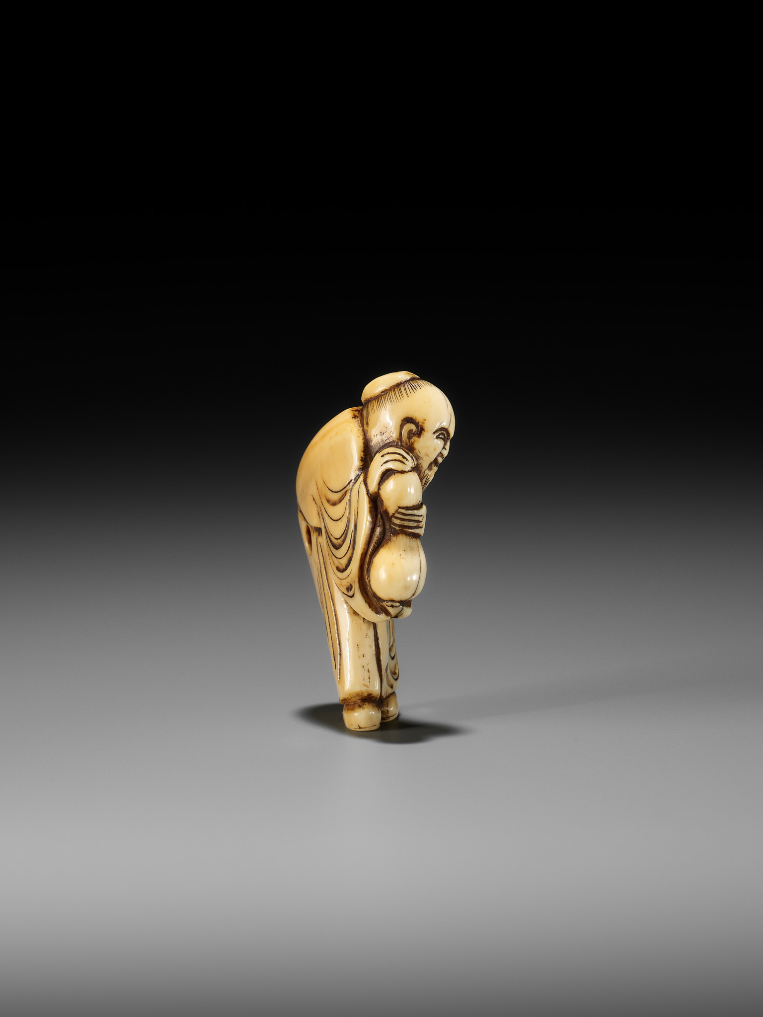 AN EARLY IVORY NETSUKE OF A CHINESE IMMORTAL WITH A GOURD - Bild 11 aus 13
