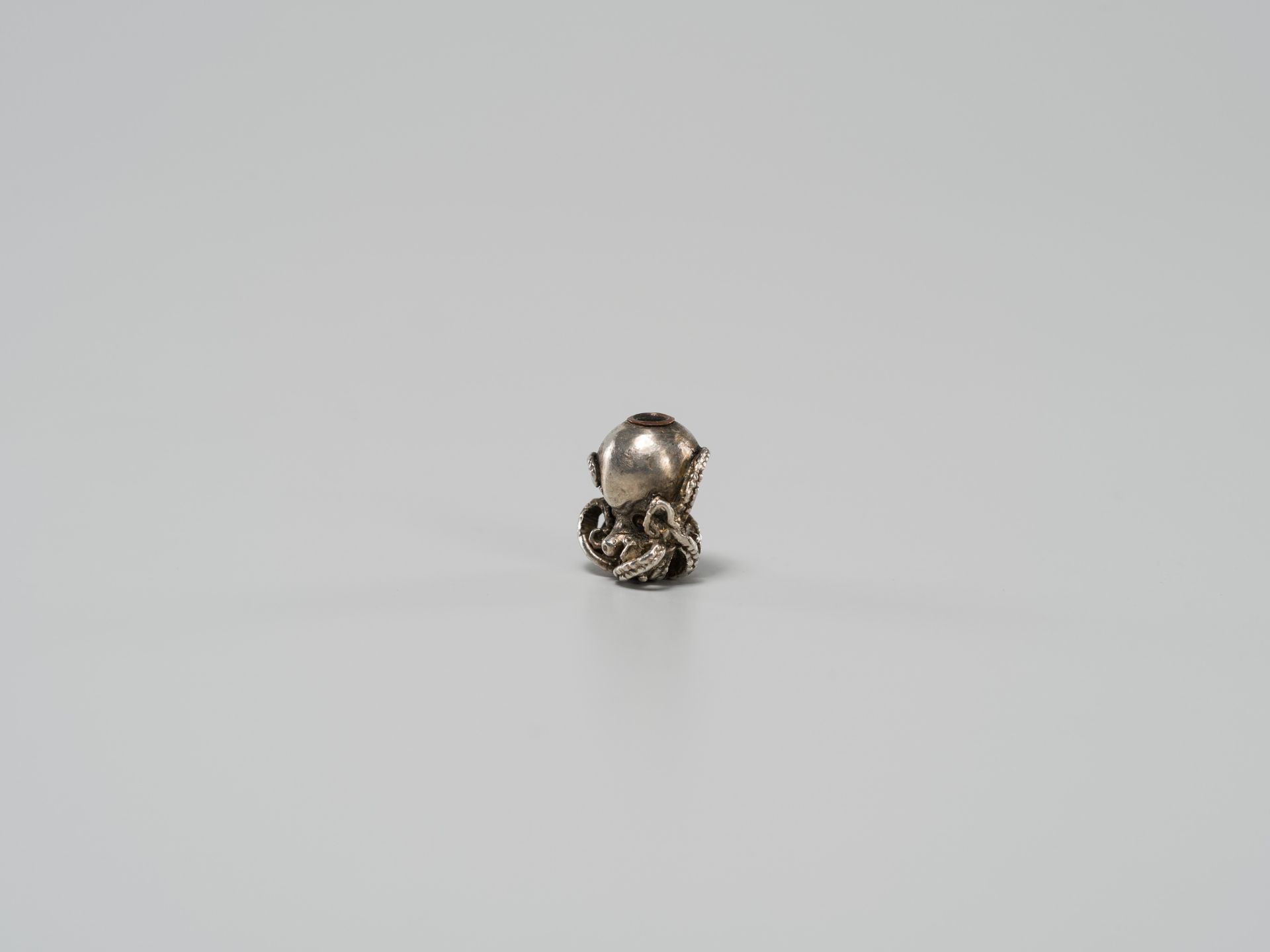 A FINE SILVER OJIME IN THE FORM OF AN OCTOPUS - Bild 4 aus 5