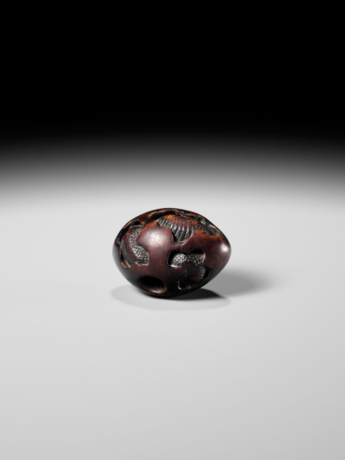 NAITO TOYOMASA: A FINE WOOD NETSUKE OF A DRAGON EMERGING FROM AN EGG - Bild 10 aus 15