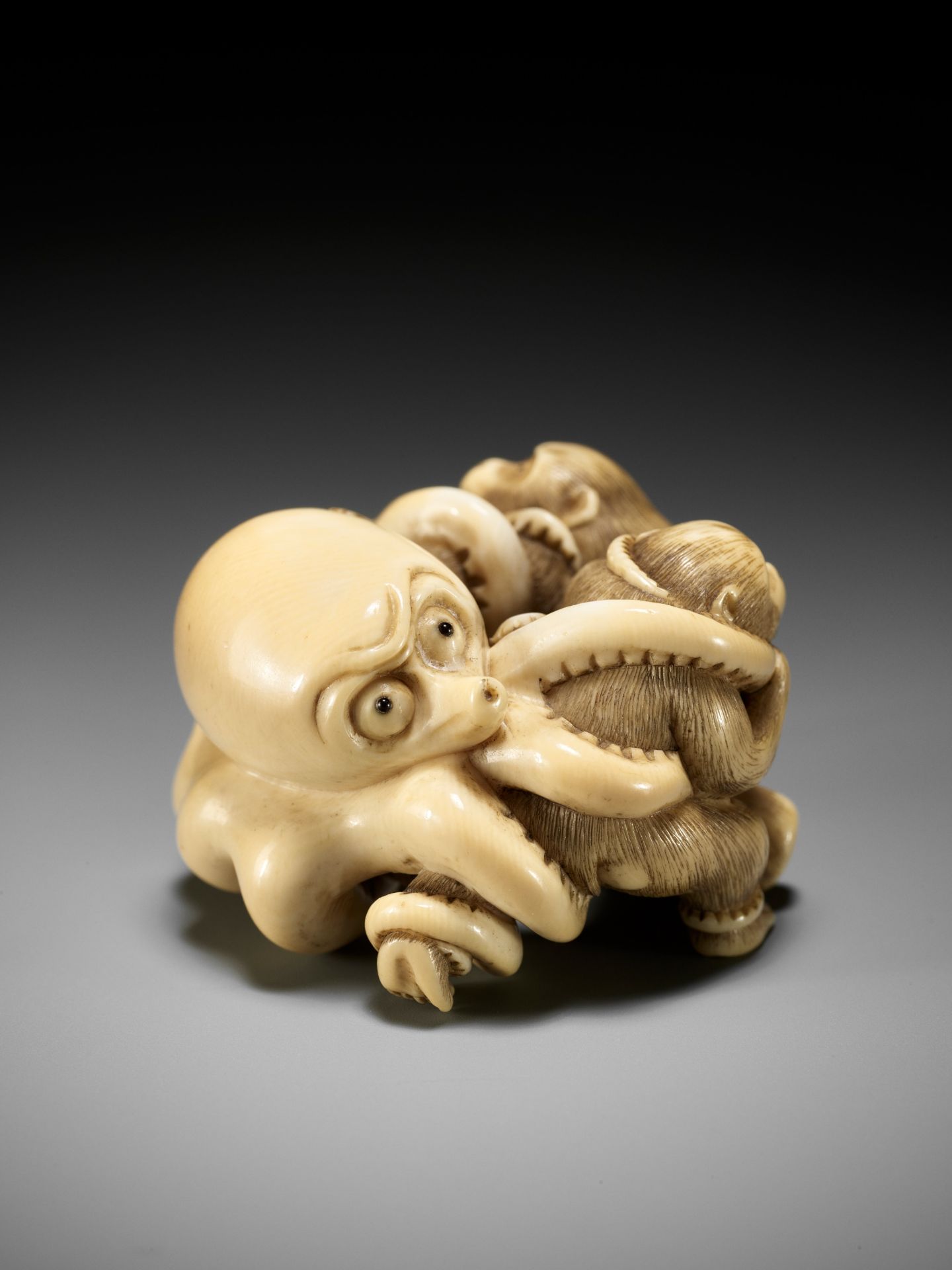 IKKOSAI: A SUPERB IVORY NETSUKE OF TWO MONKEYS FIGHTING AN OCTOPUS - Bild 2 aus 15