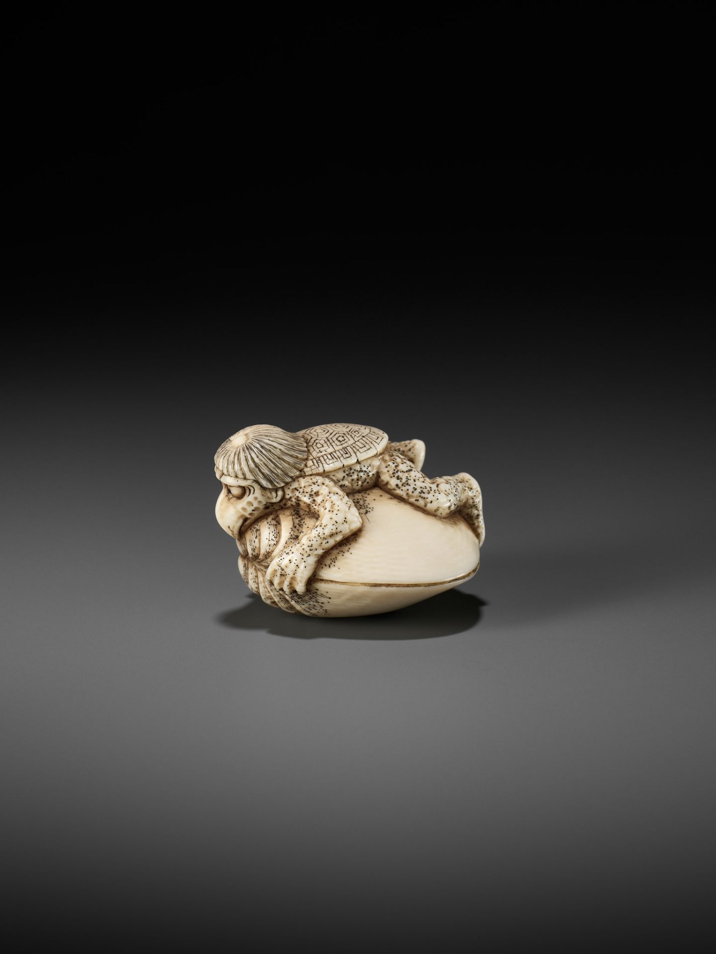 AN IVORY NETSUKE OF A KAPPA TRAPPED BY A HAMAGURI CLAM - Bild 5 aus 11