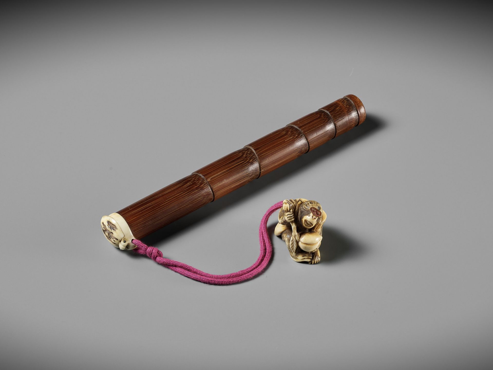 A FINE BAMBOO AND ANTLER YATATE, WITH AN ANTLER NETSUKE OF A MONKEY HOLDING A PEACH - Bild 10 aus 11