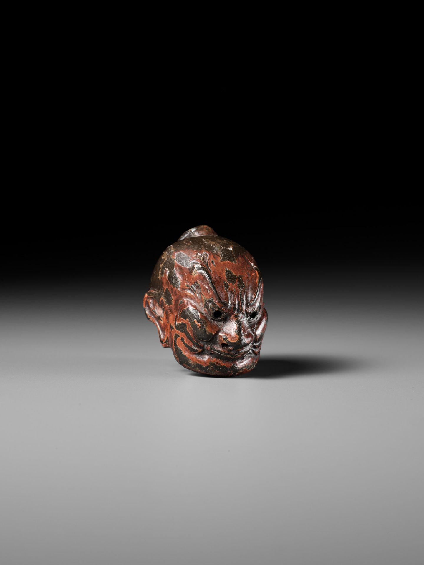 TESSAI: A LACQUERED WOOD GIGAKU MASK NETSUKE OF KONGO RIKISHI (NIO) - Bild 2 aus 15