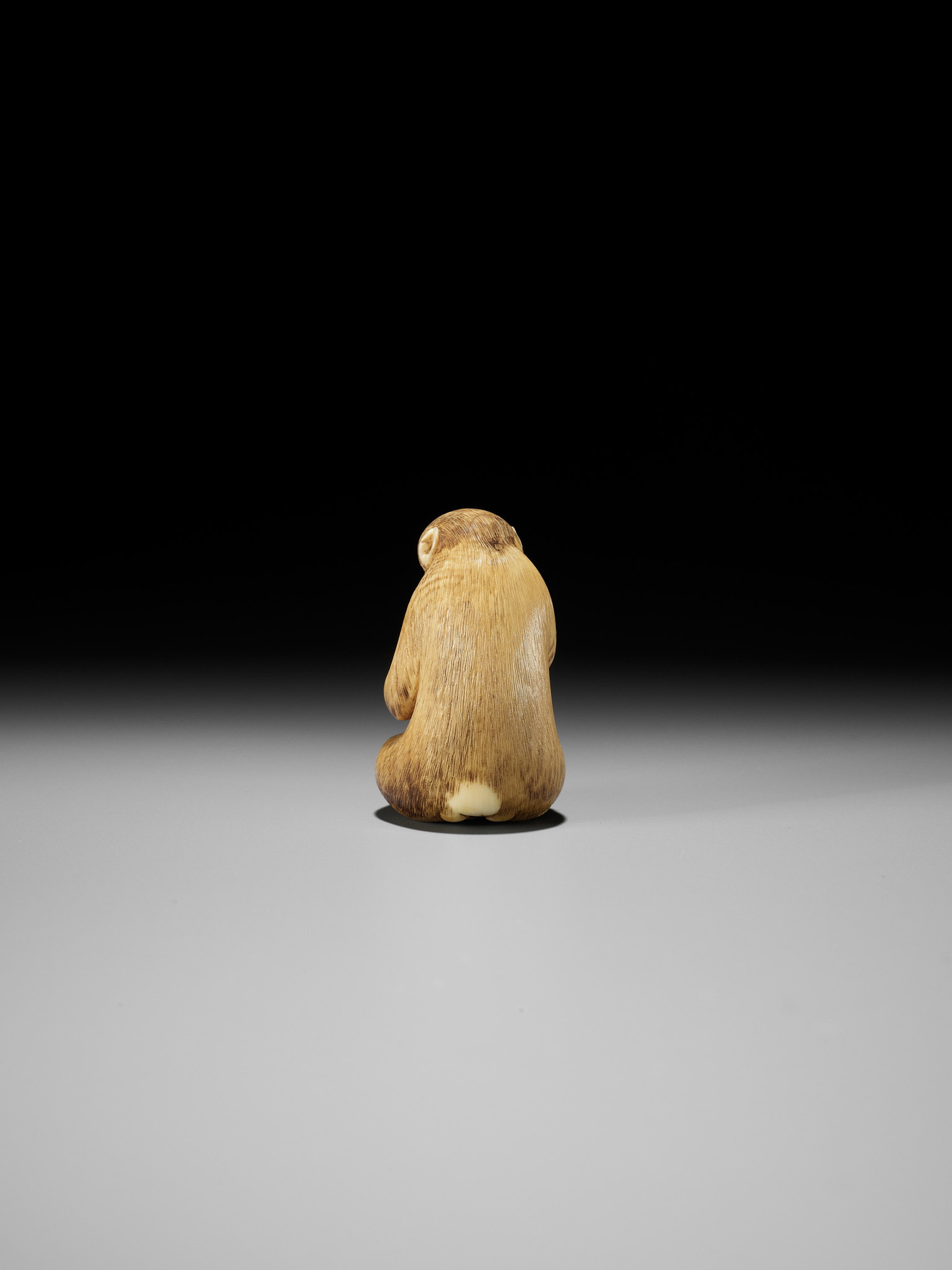 MASATOMO: AN AMUSING IVORY NETSUKE OF A SEATED MONKEY STUDYING A PEACH NETSUKE - Image 8 of 15