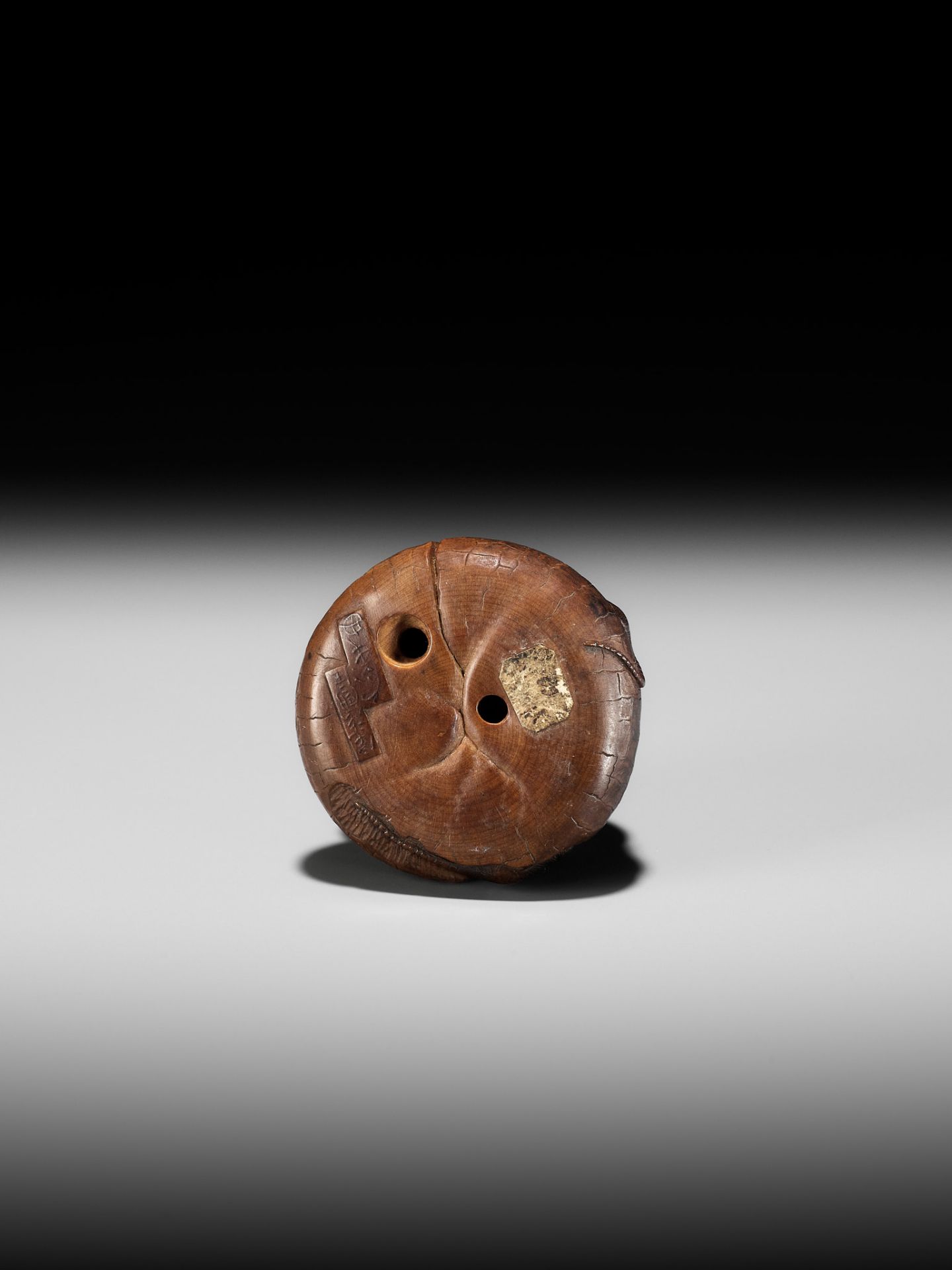 TADASHIGE: A FINE WOOD NETSUKE OF THREE RATS NIBBLING ON KAGAMI MOCHI - Bild 11 aus 12