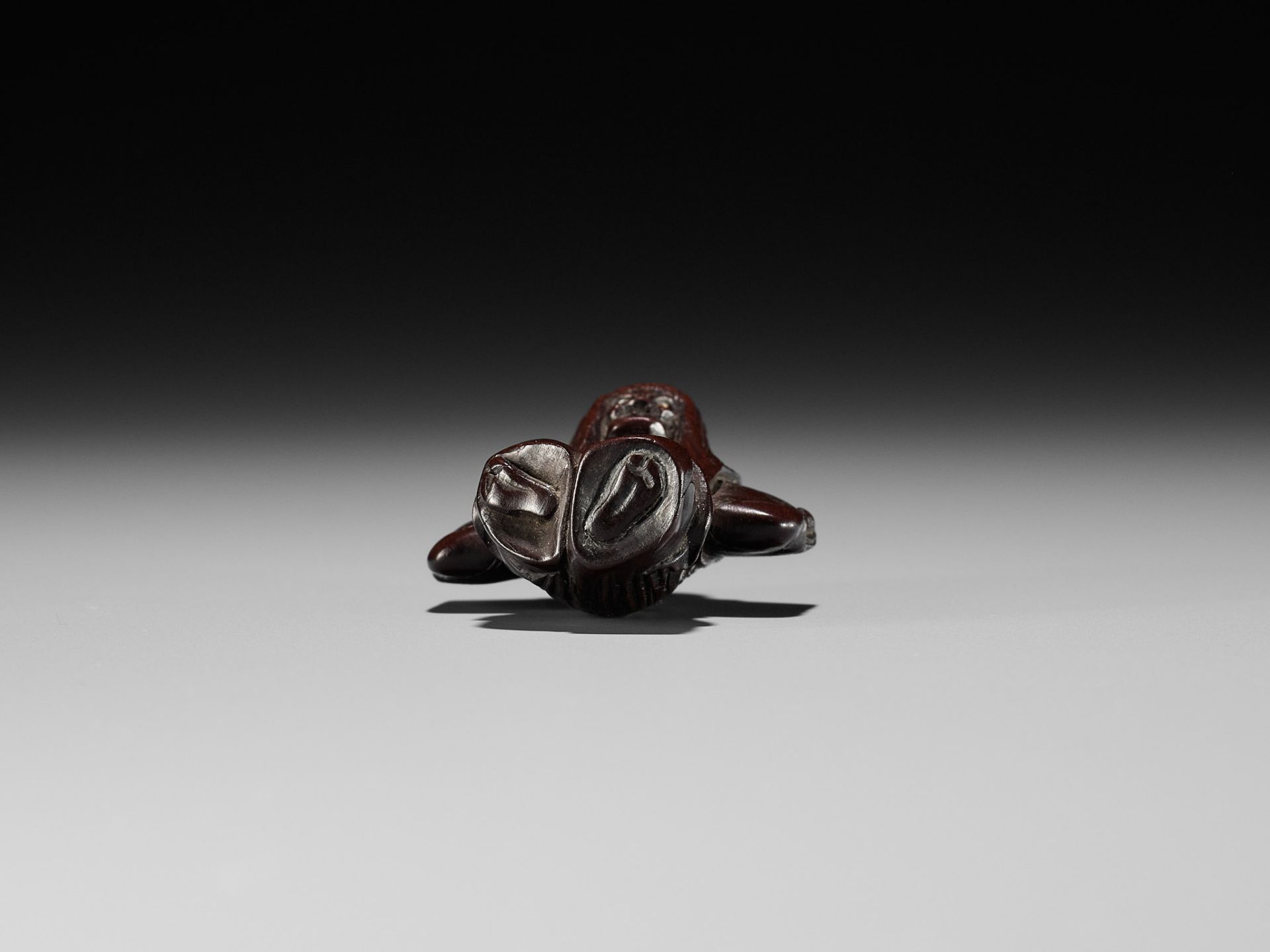 A DRAMATIC WOOD NETSUKE OF A NOH DANCER, ATTRIBUTED TO MIWA - Bild 9 aus 9