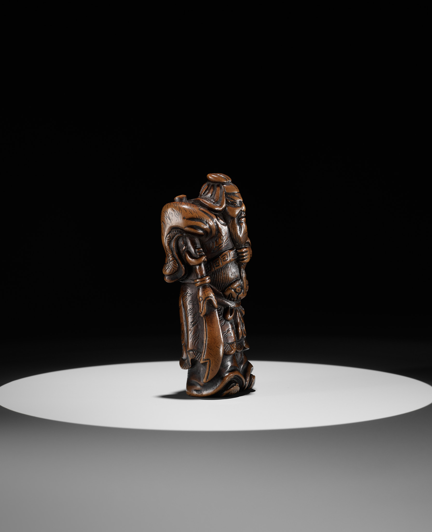 A POWERFUL WOOD NETSUKE OF KAN'U WITH HIS HALBERD - Image 6 of 9