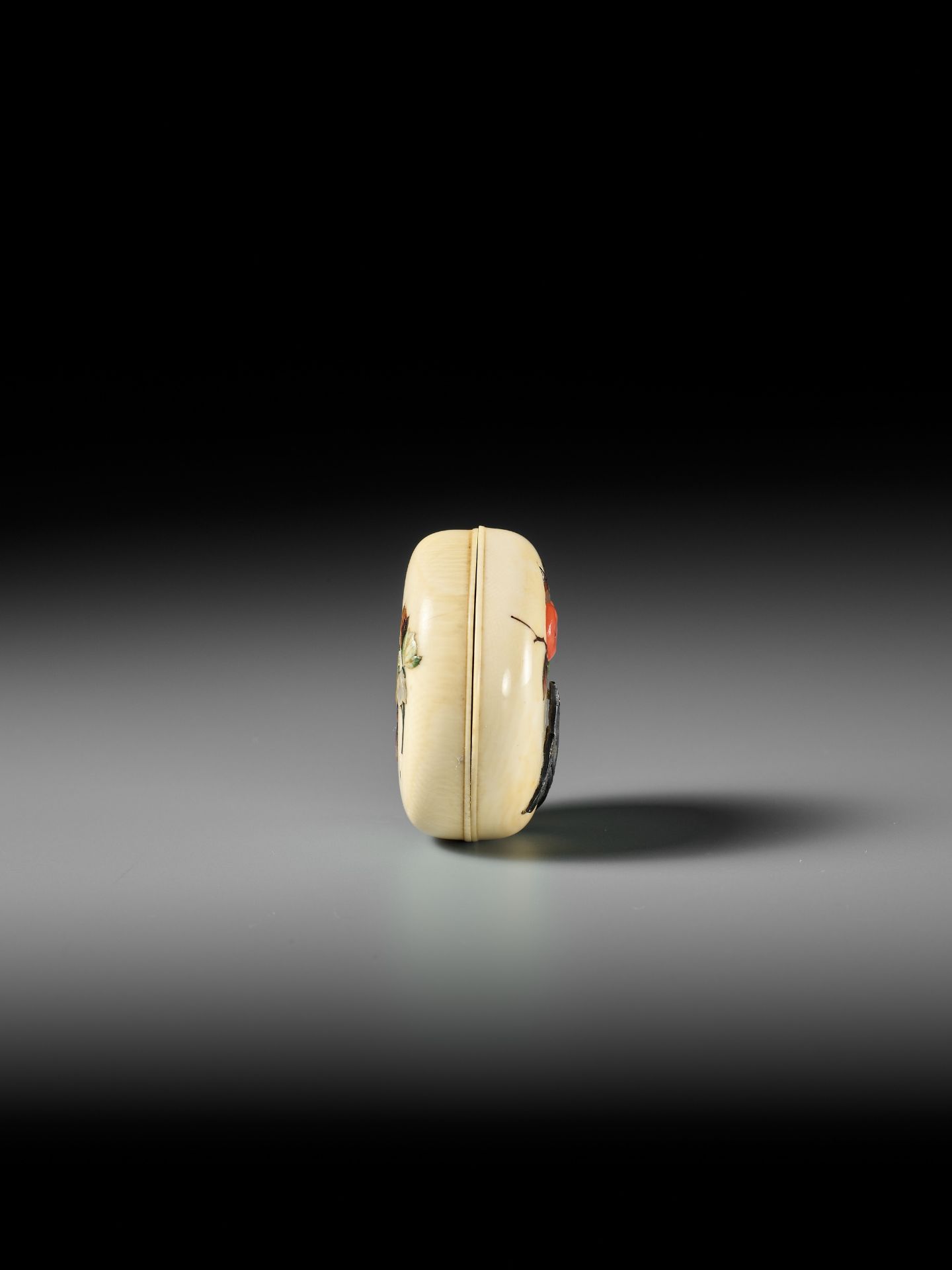 A FINE INLAID IVORY MANJU NETSUKE OF KACHO-GA TYPE - Bild 7 aus 11