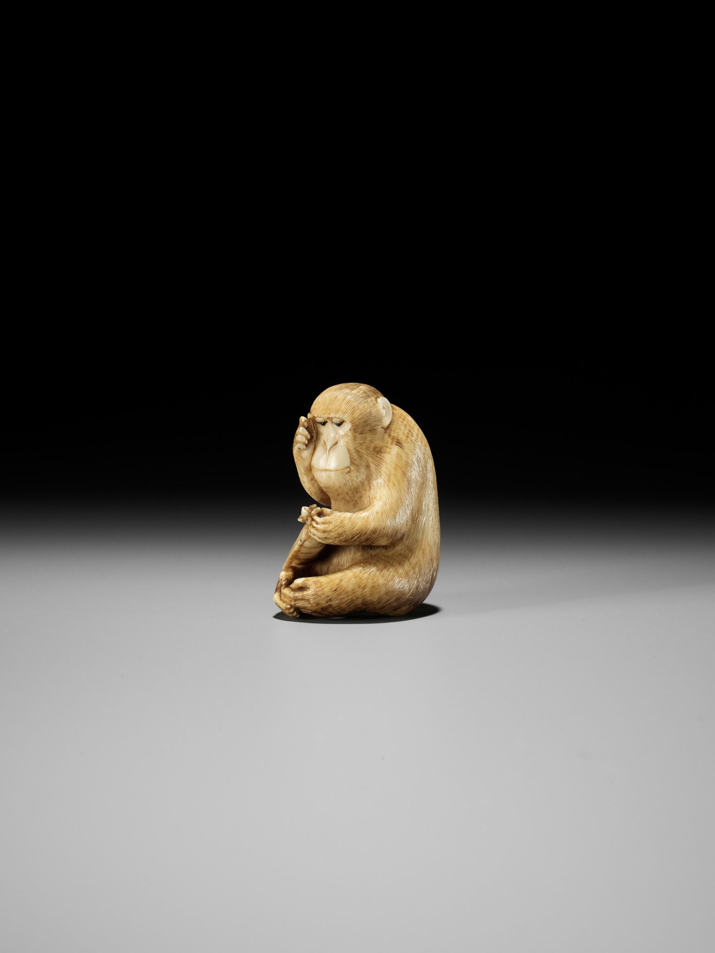 MASATOMO: AN AMUSING IVORY NETSUKE OF A SEATED MONKEY STUDYING A PEACH NETSUKE - Bild 3 aus 15