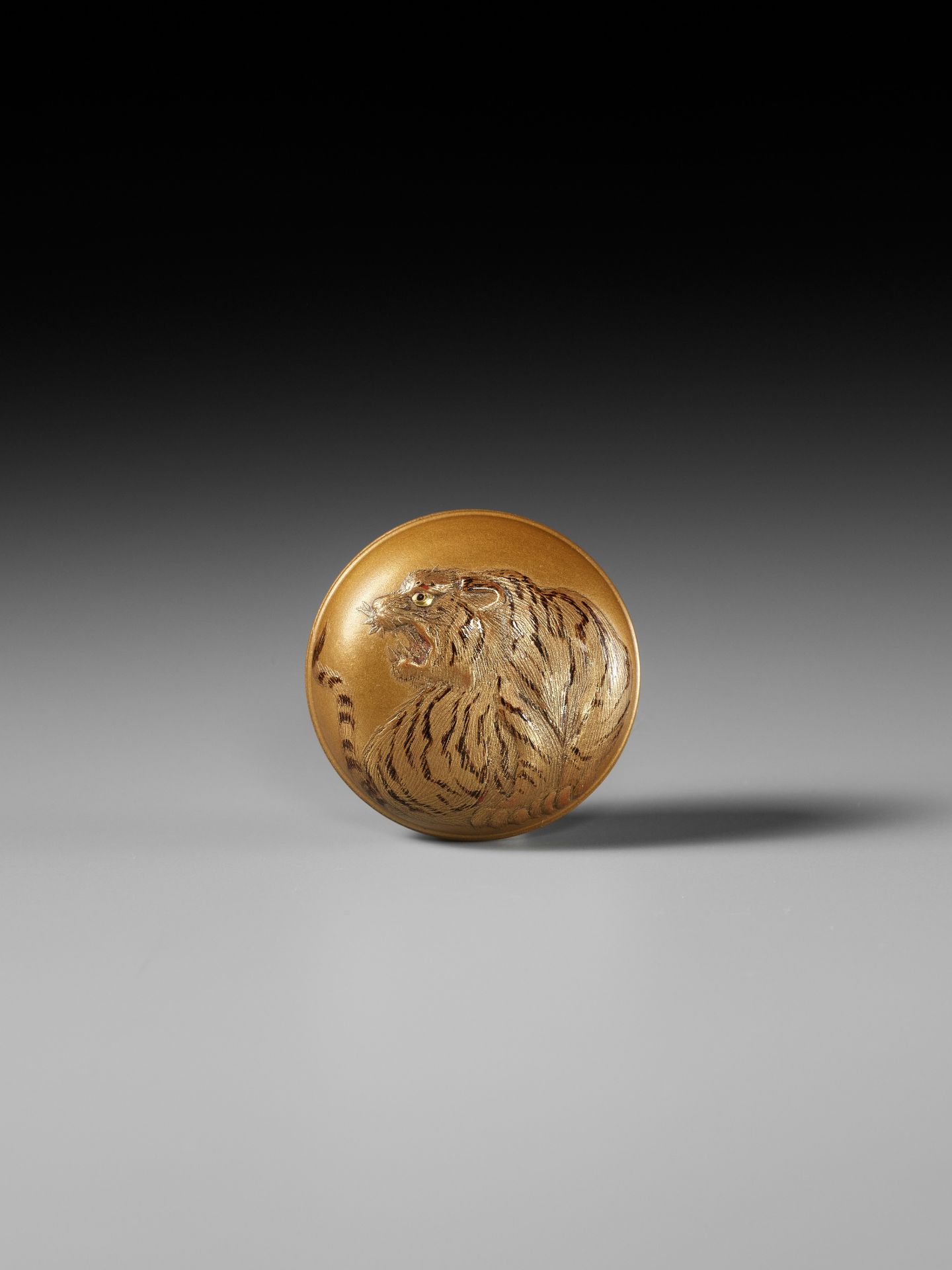 A FINE GOLD LACQUER MANJU NETSUKE OF A TIGER - Bild 2 aus 10