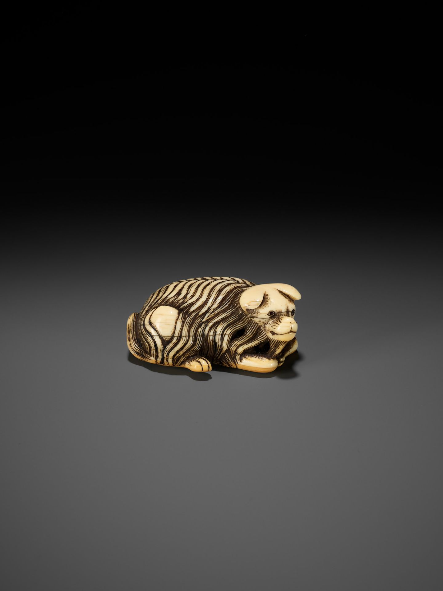 A RARE IVORY NETSUKE OF A JAKONEKO (MUSK CAT) - Bild 7 aus 13