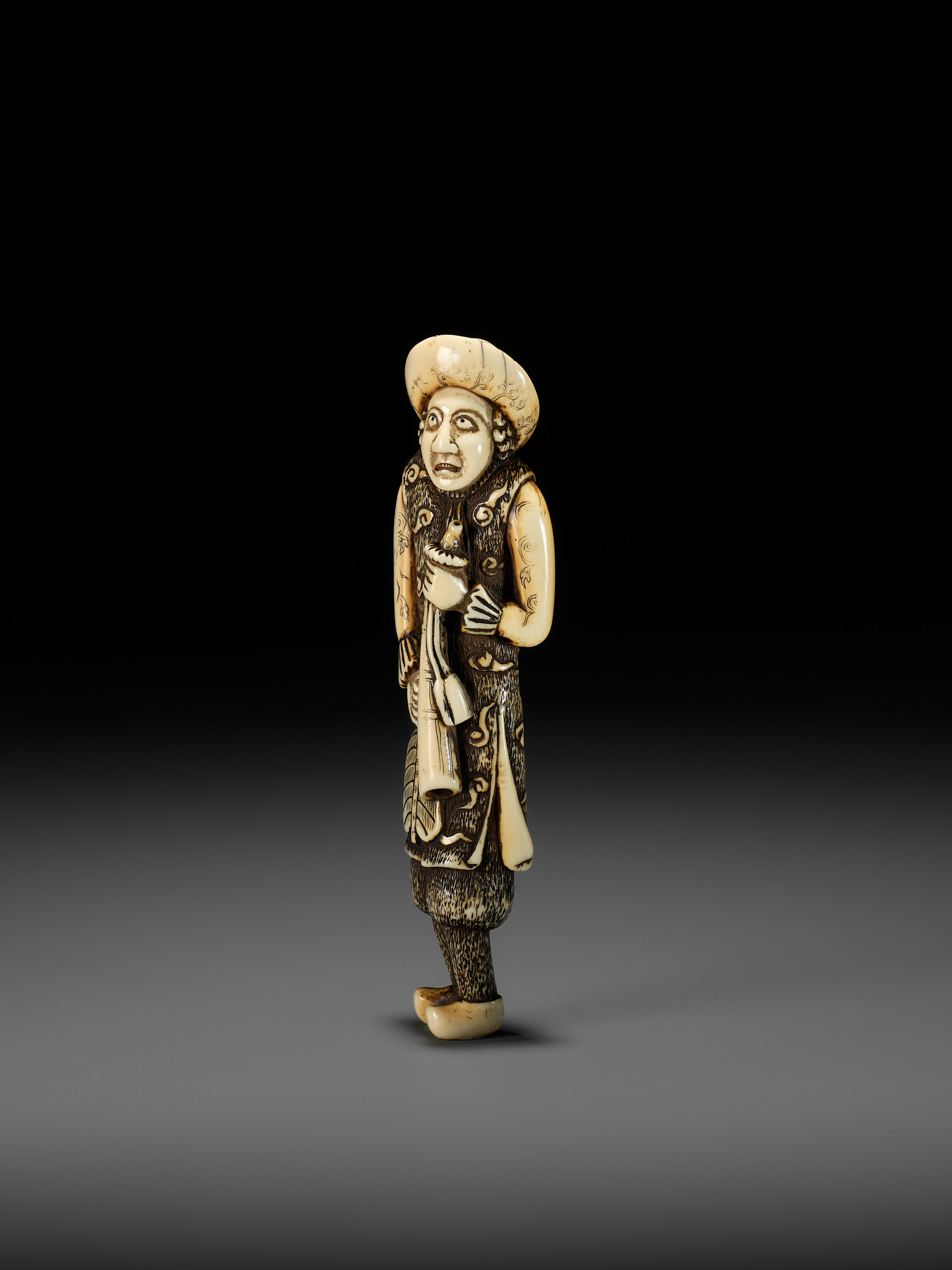 A SUPERB AND LARGE IVORY NETSUKE OF A DUTCHMAN WITH A TRUMPET - Image 8 of 21