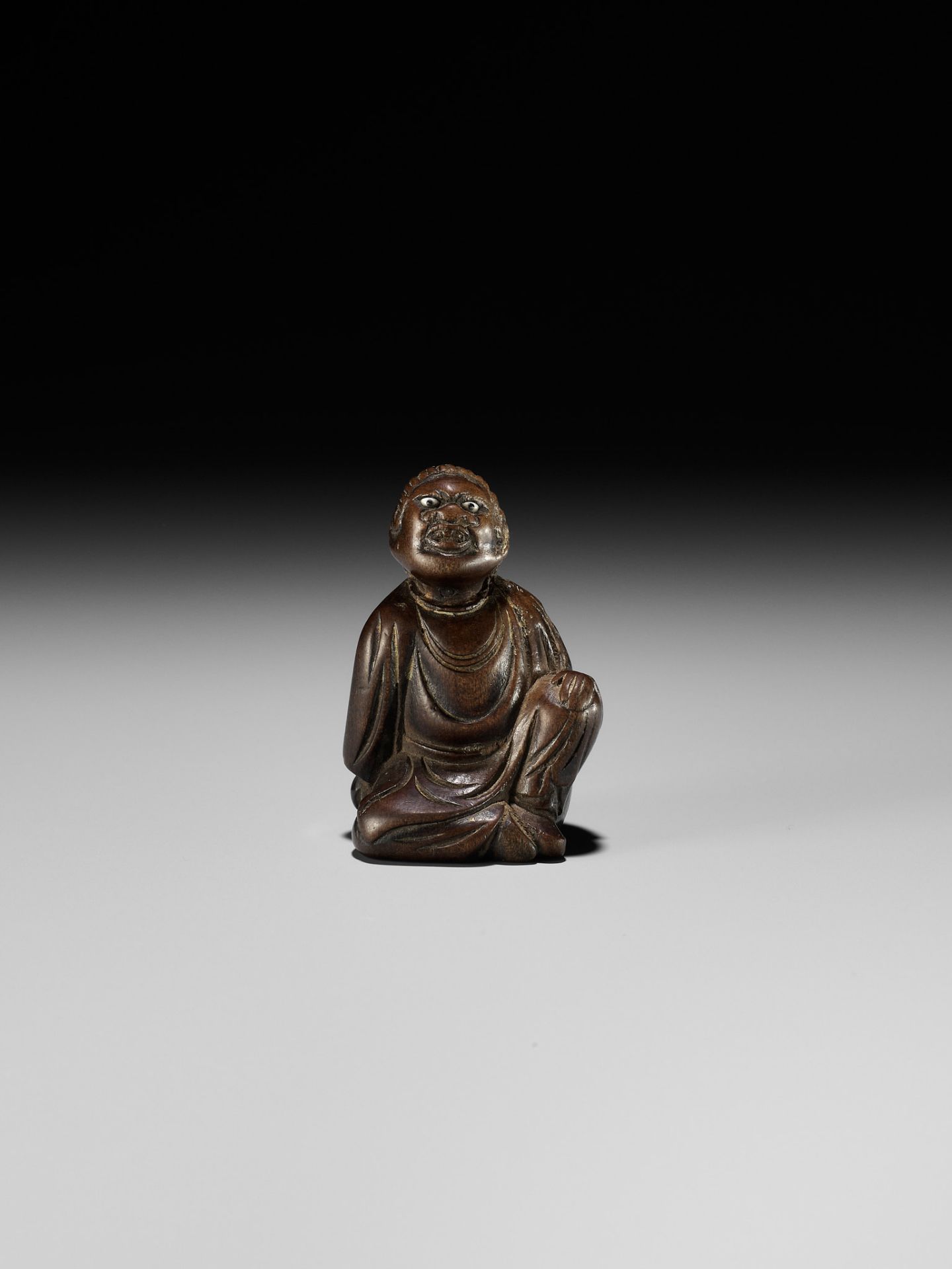 A FINE NETSUKE OF A SEATED IMMORTAL, ATTRIBUTED TO MIWA - Bild 3 aus 14