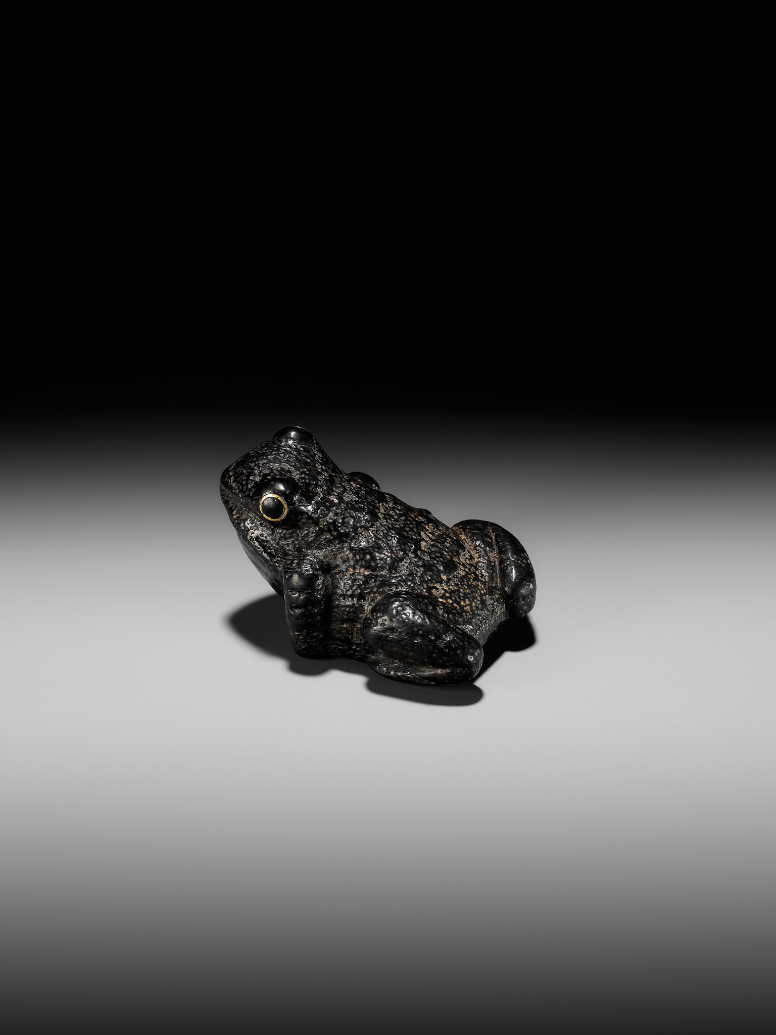 AN OLD AND RUSTIC EBONY WOOD NETSUKE OF A TOAD - Bild 3 aus 9