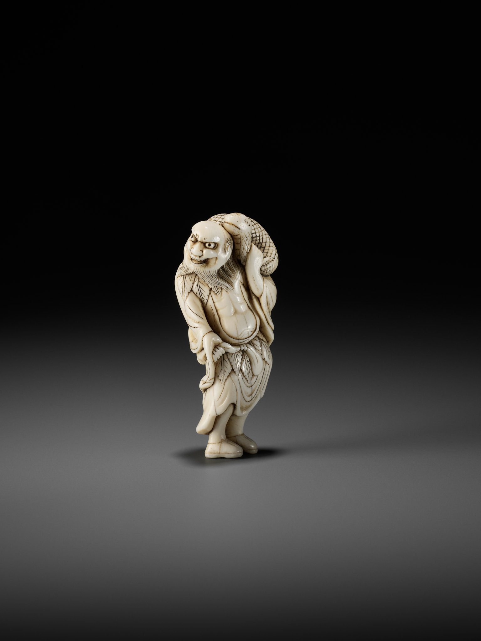 A RARE IVORY NETSUKE OF A SENNIN WITH A SNAKE - Image 4 of 9