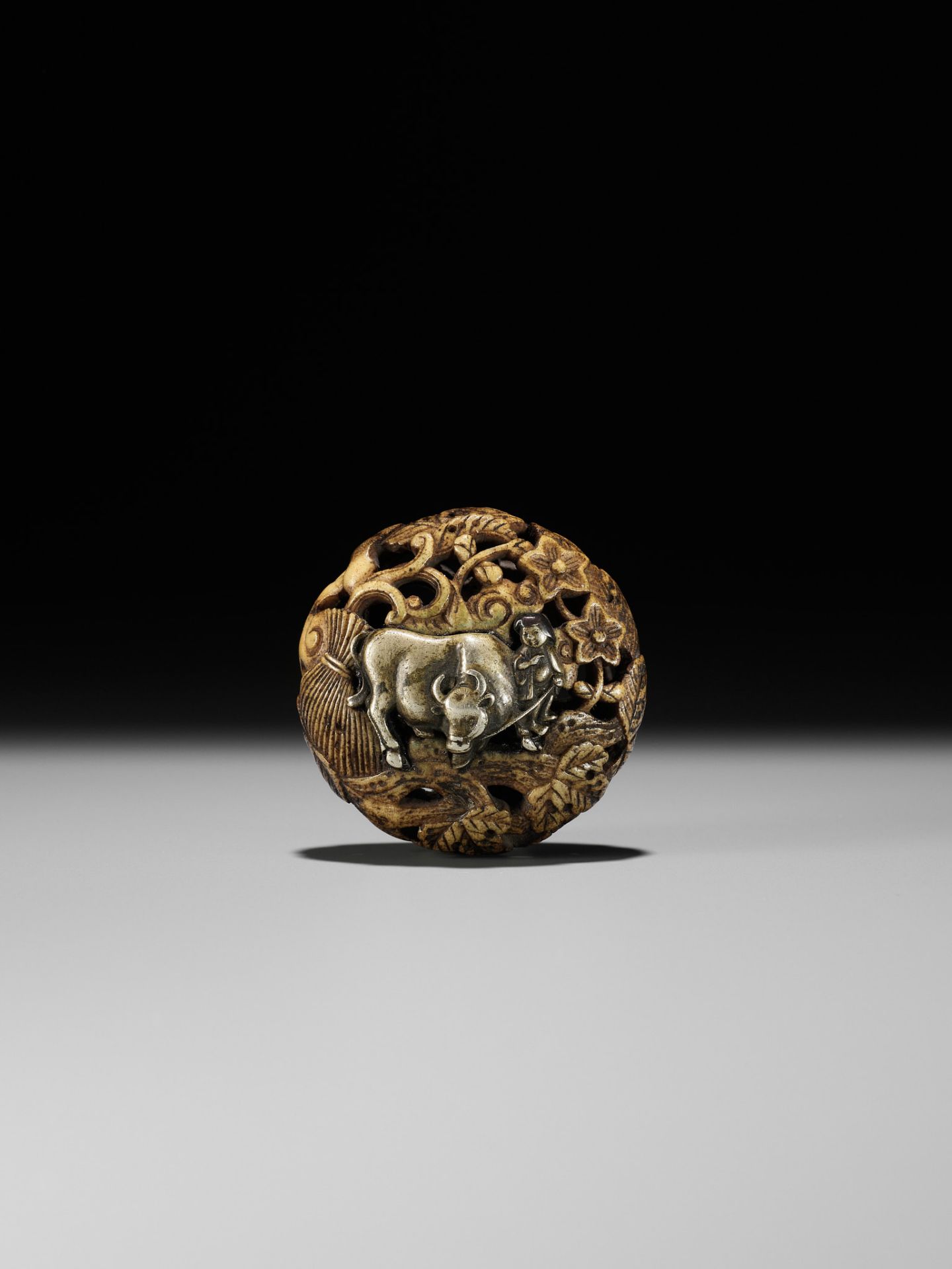 A METAL-INLAID ANTLER RYUSA MANJU NETSUKE REFERENCING THE TEN OX HERDING PICTURES - Image 7 of 9