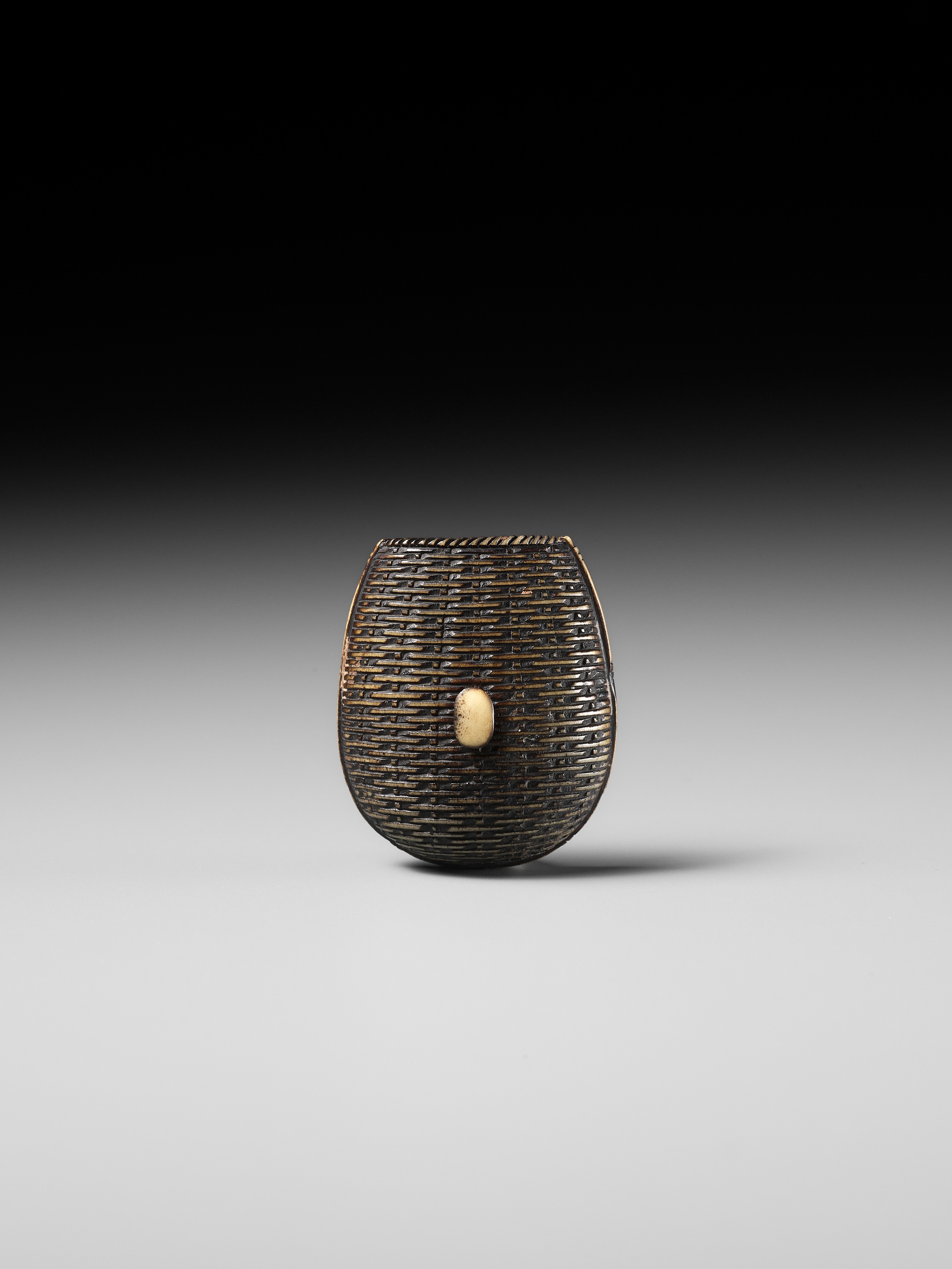 A FINE ANTLER NETSUKE OF A WINNOWING BASKET - Image 6 of 11