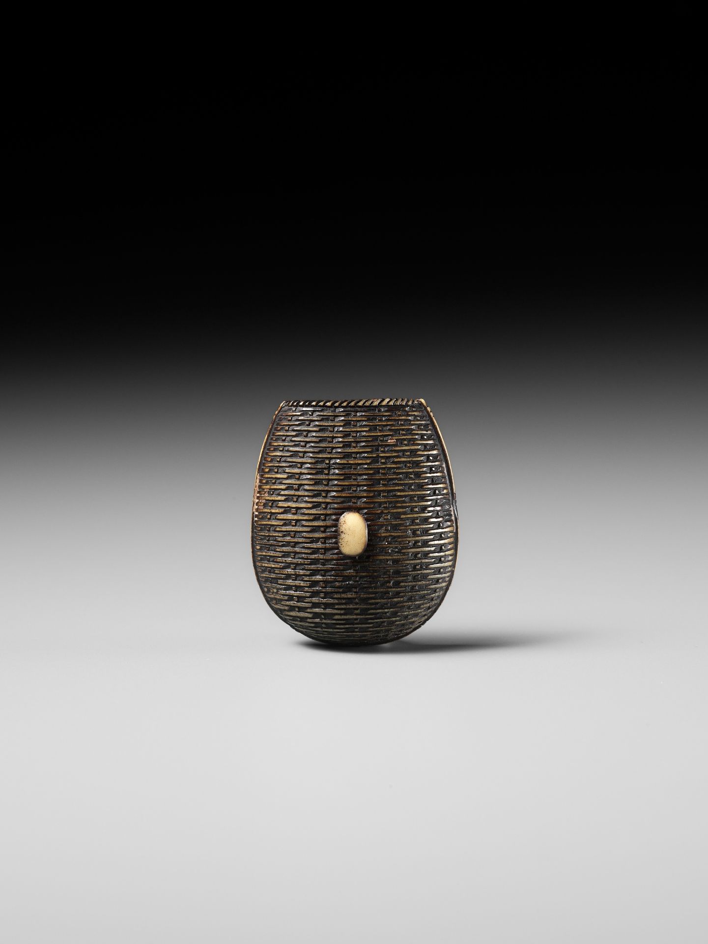 A FINE ANTLER NETSUKE OF A WINNOWING BASKET - Image 6 of 11