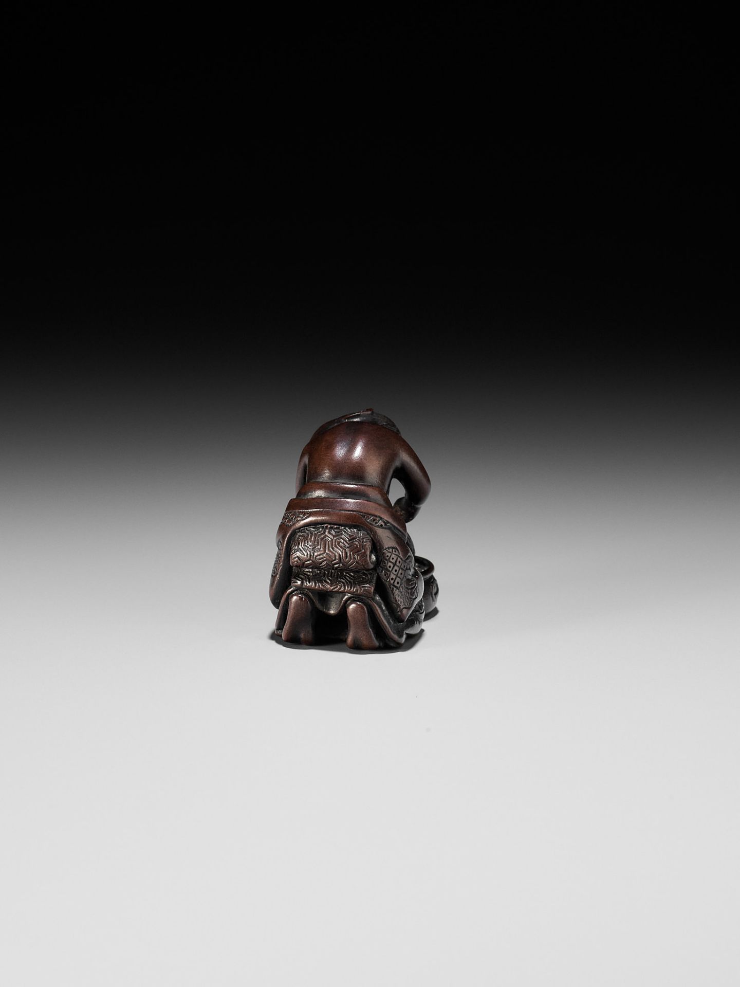 MIWA: A FINE INLAID WOOD NETSUKE OF A WOMAN WASHING HER HAIR - Image 7 of 12