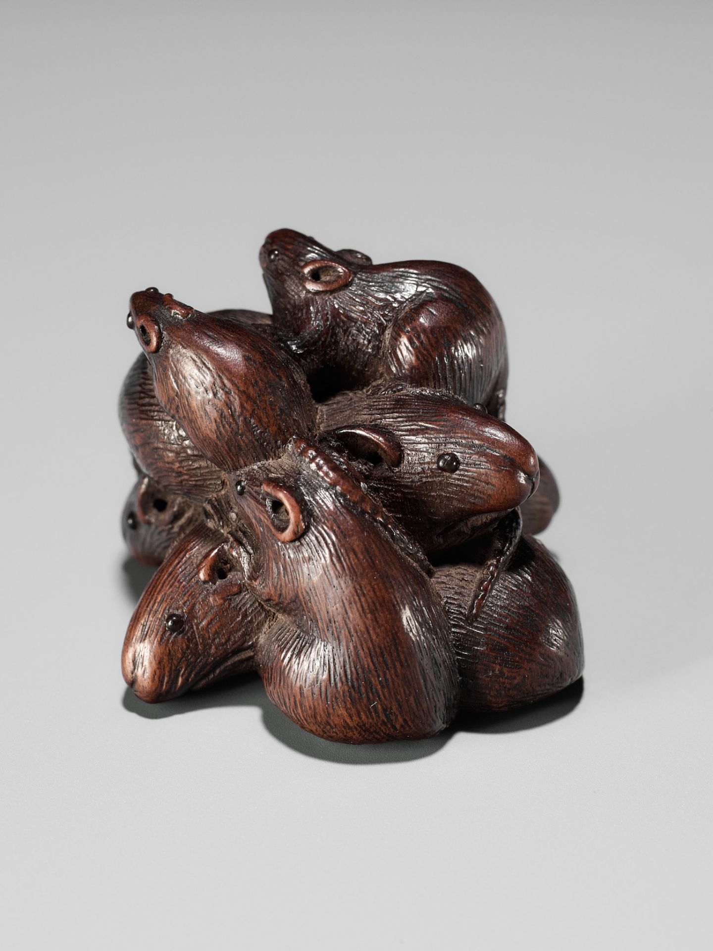 SARI: A FINE WOOD NETSUKE DEPICTING A MISCHIEF OF RATS - Bild 4 aus 13