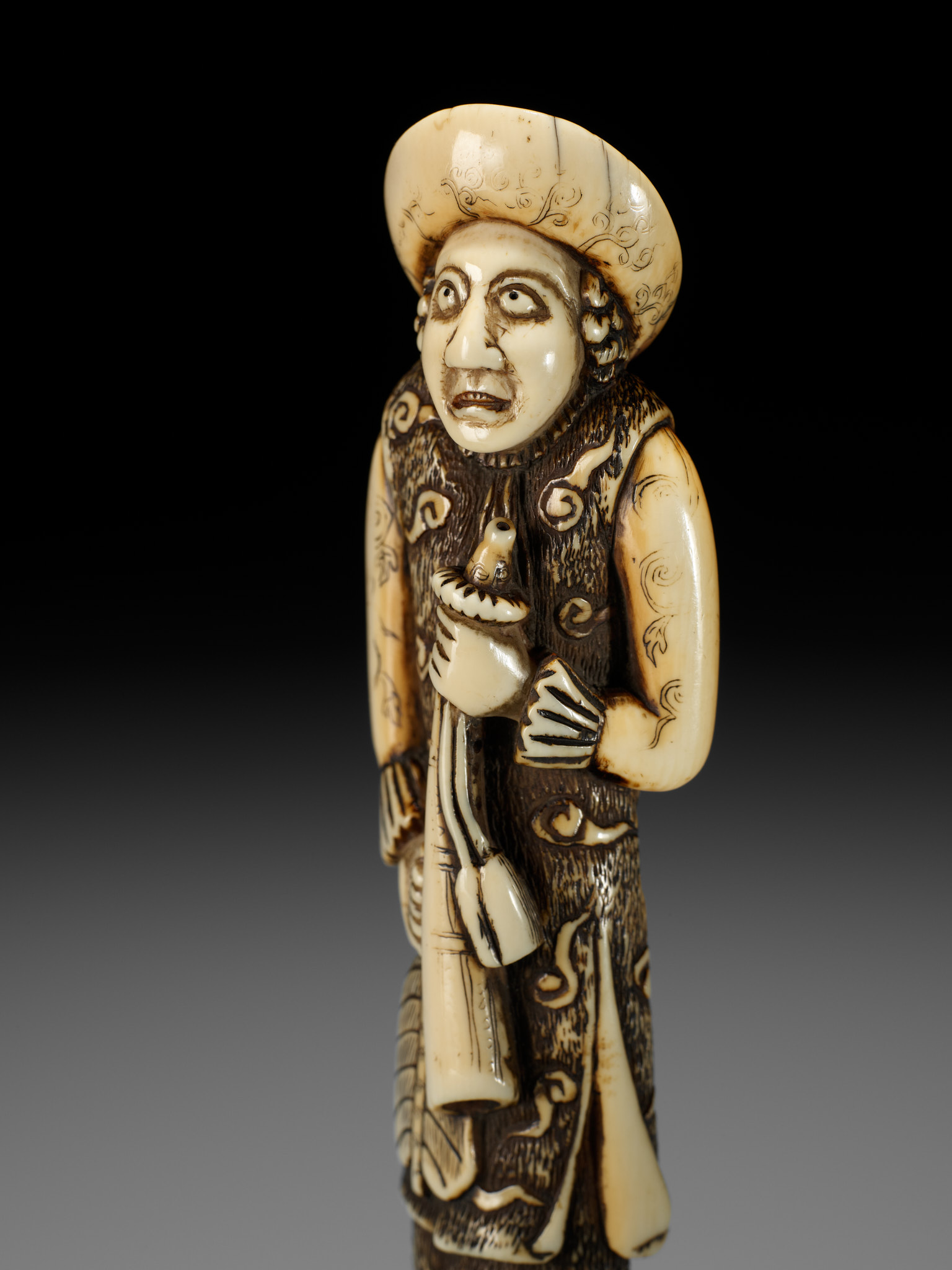 A SUPERB AND LARGE IVORY NETSUKE OF A DUTCHMAN WITH A TRUMPET - Image 19 of 21